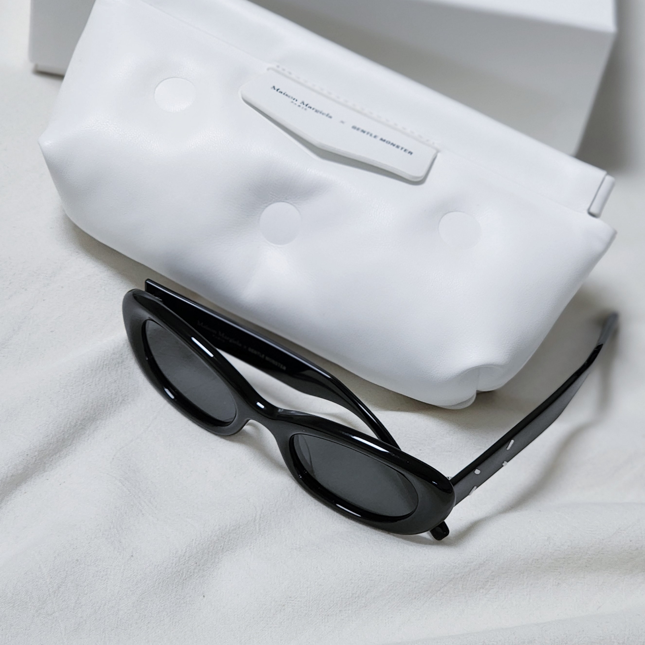 Gentle Monster x Maison Margiela MM004 Black Black 착용 스타일