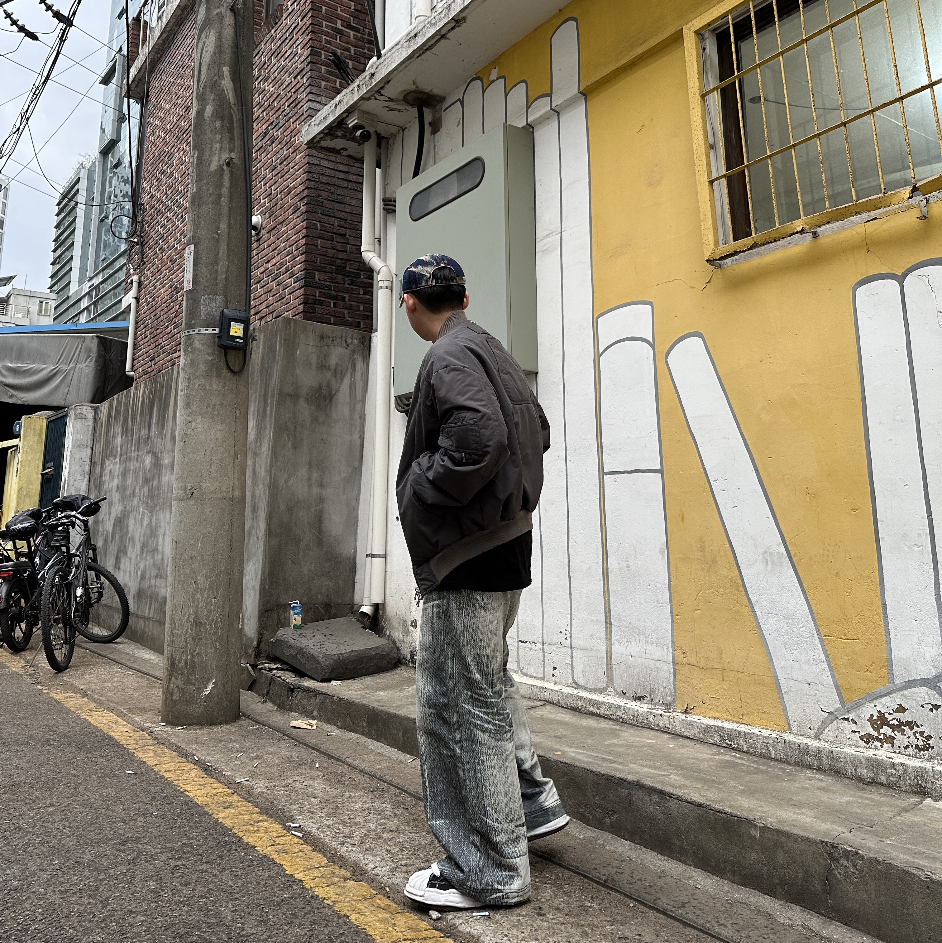 Maison Mihara Yasuhiro Blakey OG Sole Canvas Low-top Sneakers Black White, Undermycar Ababell Multi Flap Oversized Bomber Balsam Green - 22SS 착용 스타일 - 3