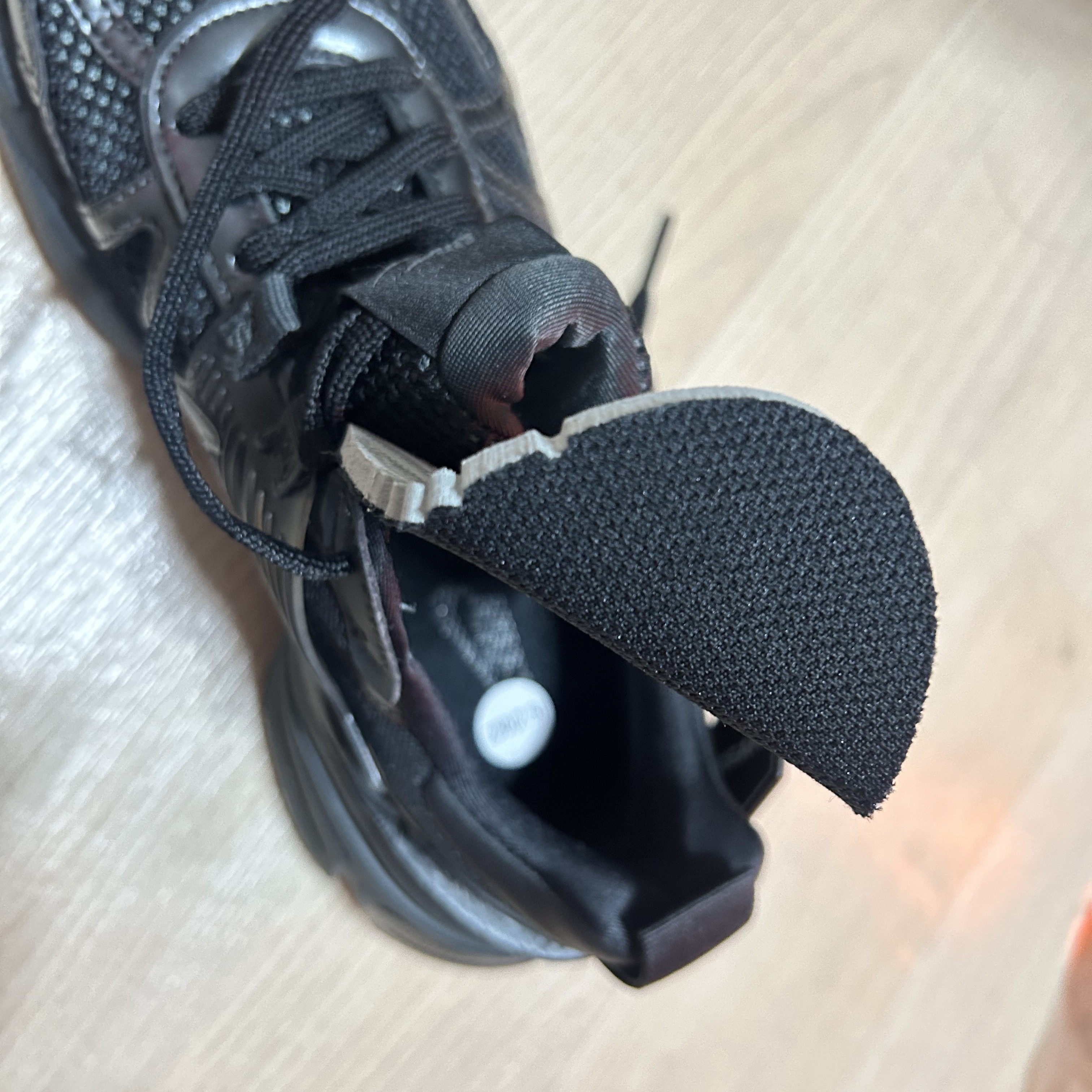 Nike V2K Run Black Anthracite 착용 스타일 - 1