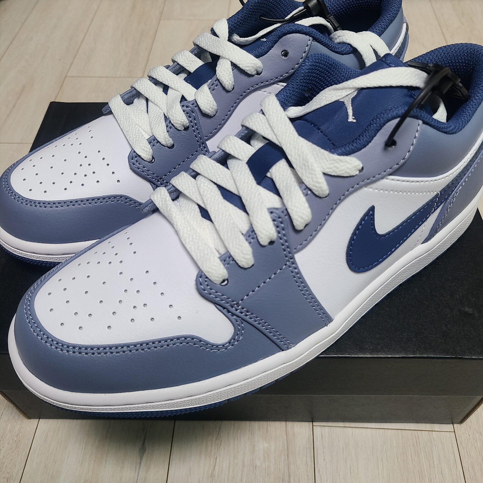 Jordan 1 Low Ashen Slate and Mystic Navy 착용 스타일