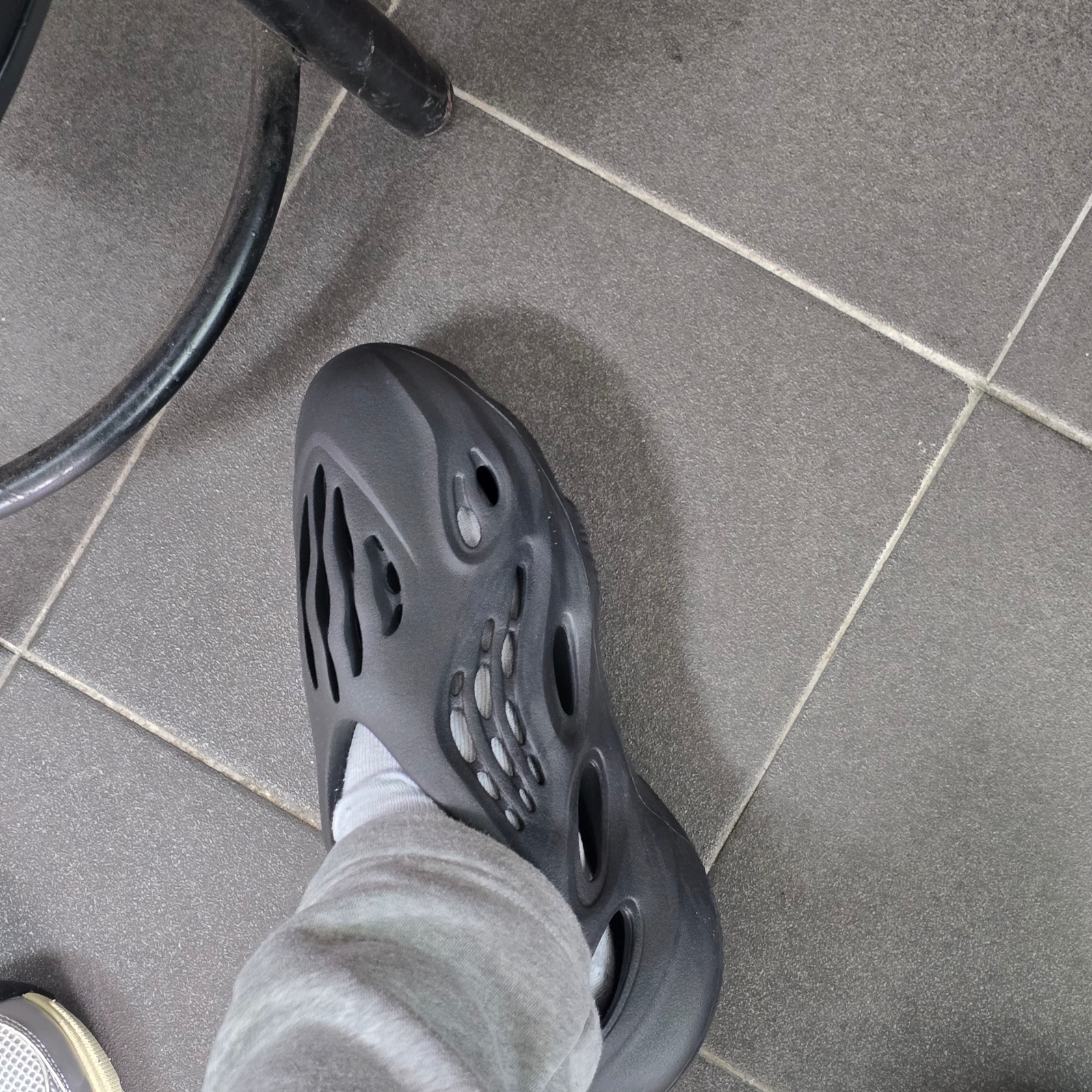 Adidas Yeezy Foam RNNR Onyx 착용 스타일 - 3