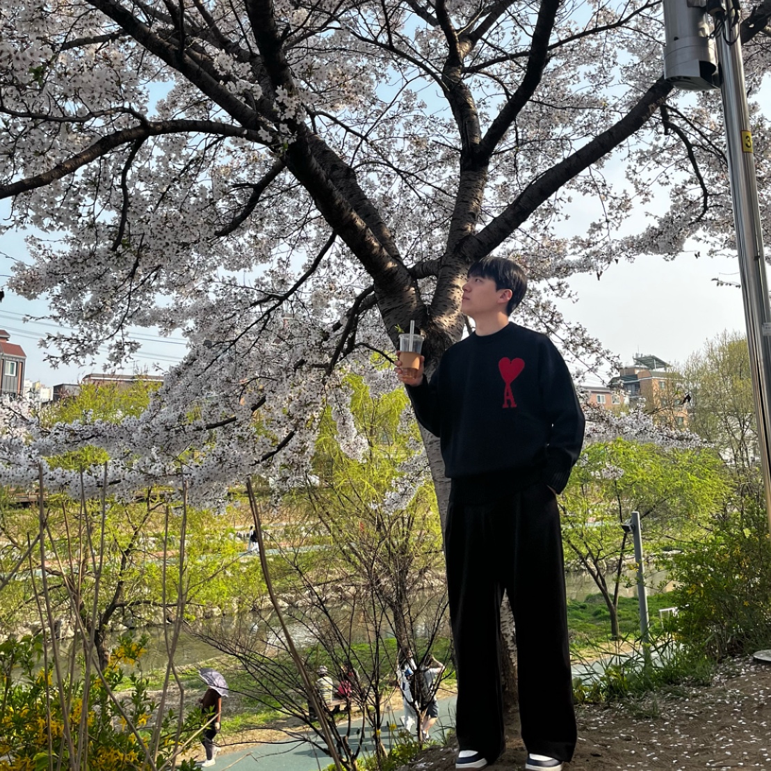 AMI de Coeur Oversize Intarsia Sweater Black Red, Nike Air Force 1 '07 LV8 Midnight Navy 착용 스타일