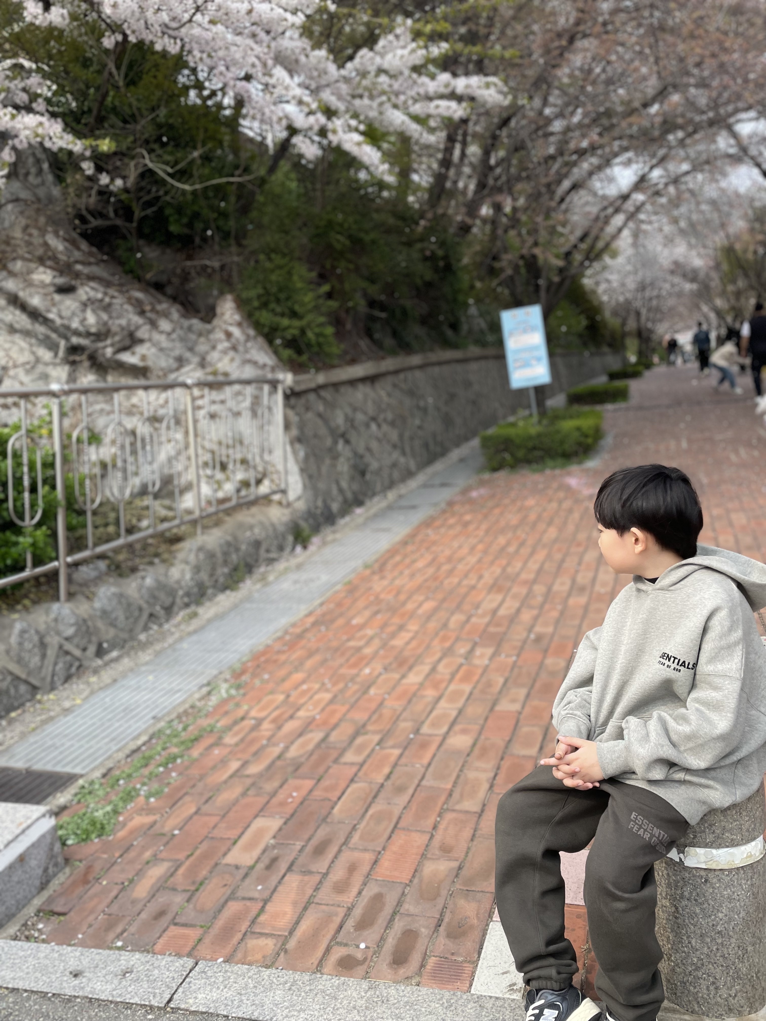 (Kids) Essentials The Core Collection Hoodie Dark Oatmeal, (Kids) Essentialss Sweatpants Off Black - 23SS 착용 스타일 - 4