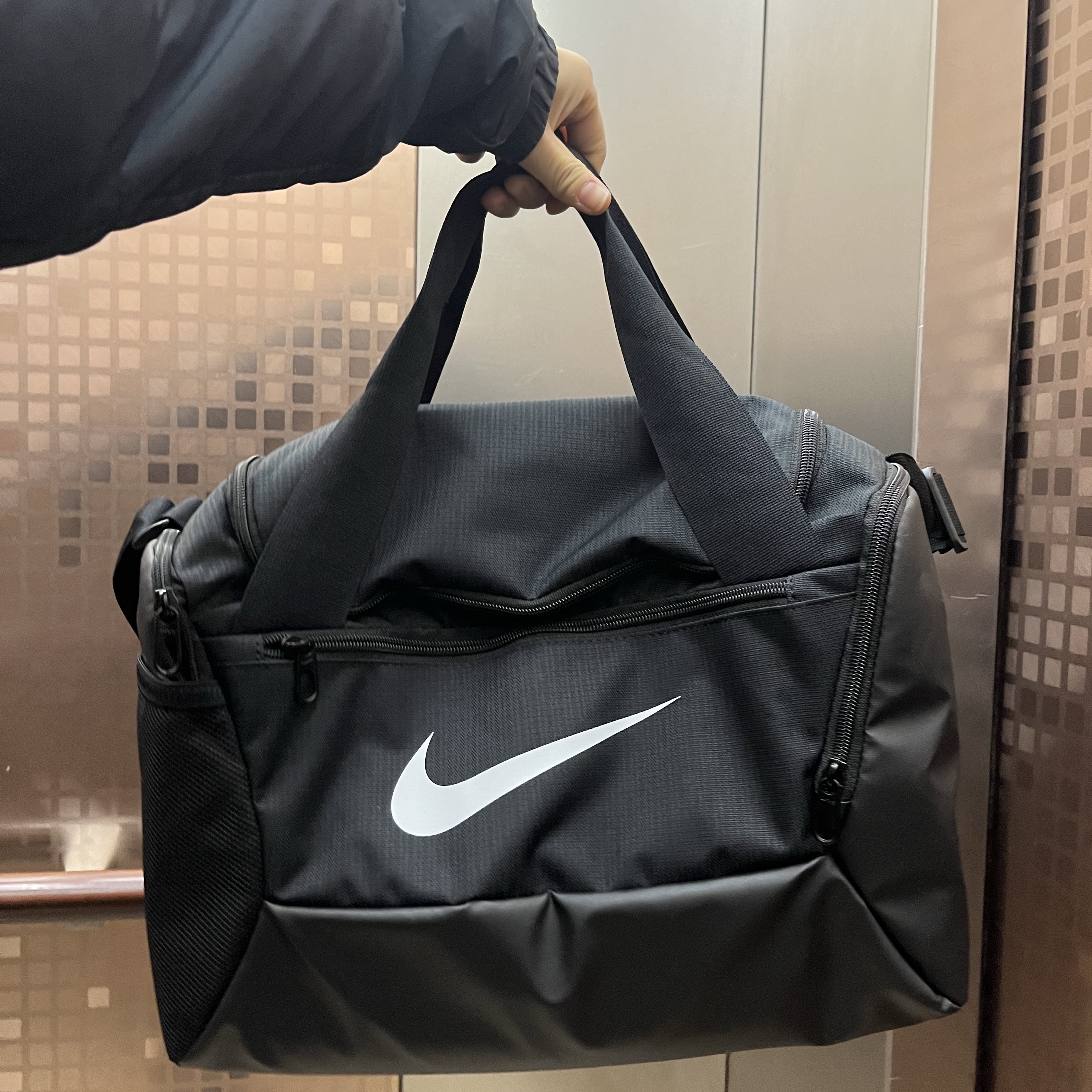 Nike Brasilia 9.5 Training Duffle Bag Extra Small 25L Black 착용 스타일