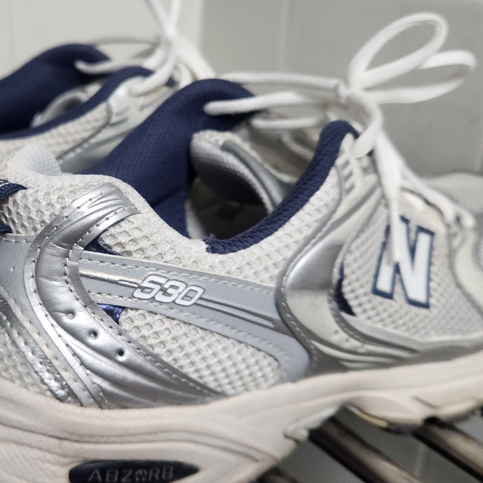 New Balance 530 Steel Grey 착용 스타일 - 2