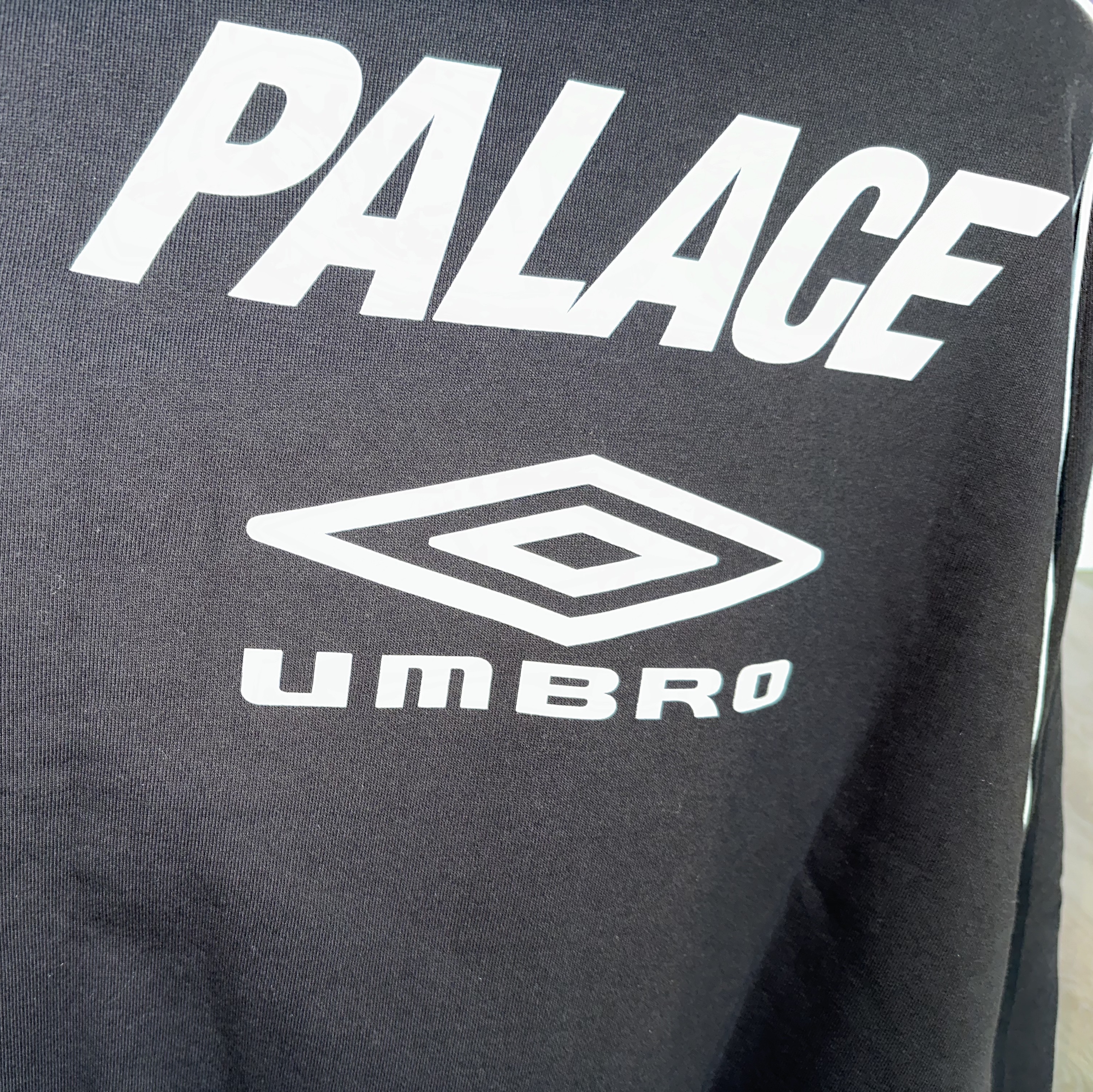 Palace x Umbro Crewneck Black - 24SS 착용 스타일