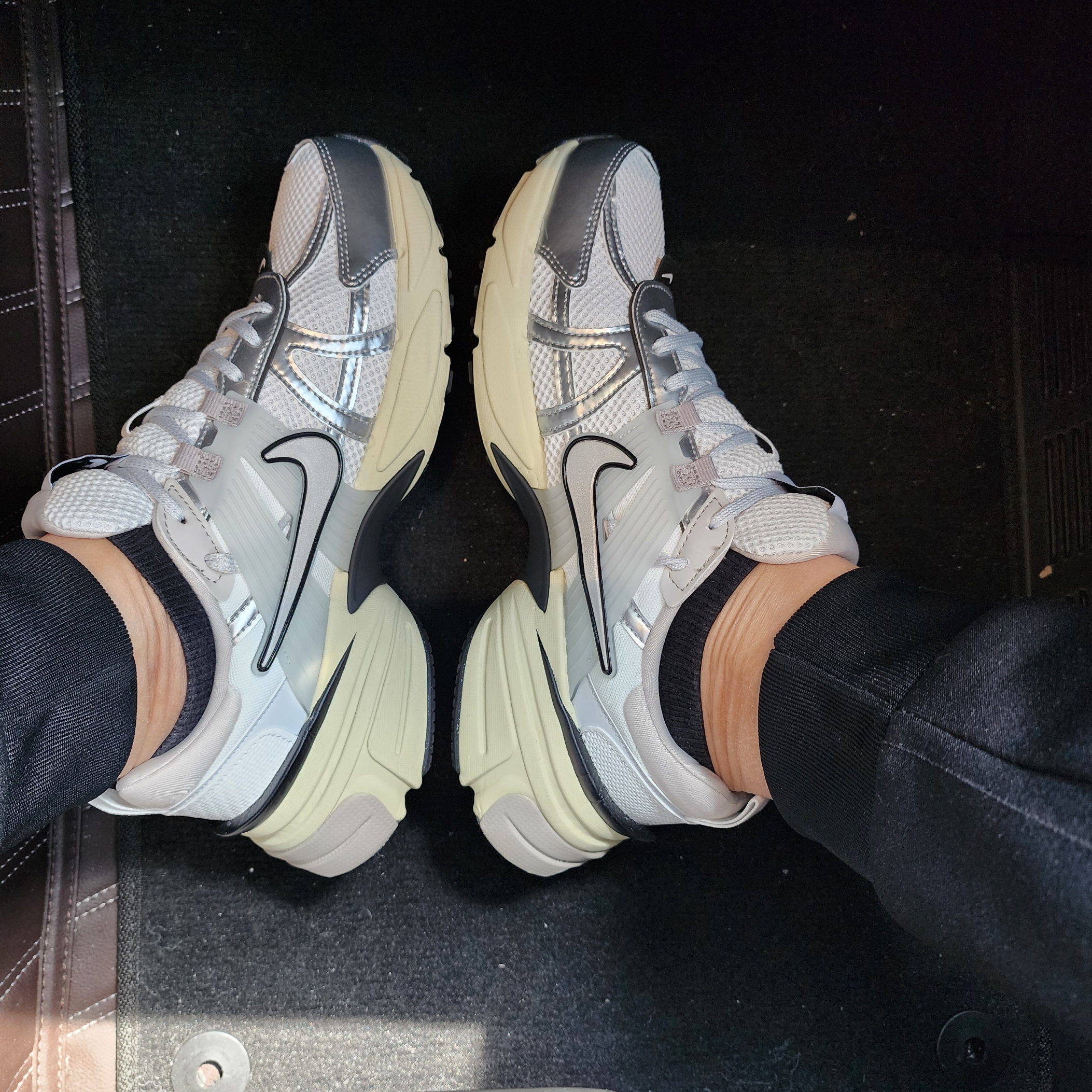 Nike V2K Run Summit White Metallic Silver 착용 스타일 - 2