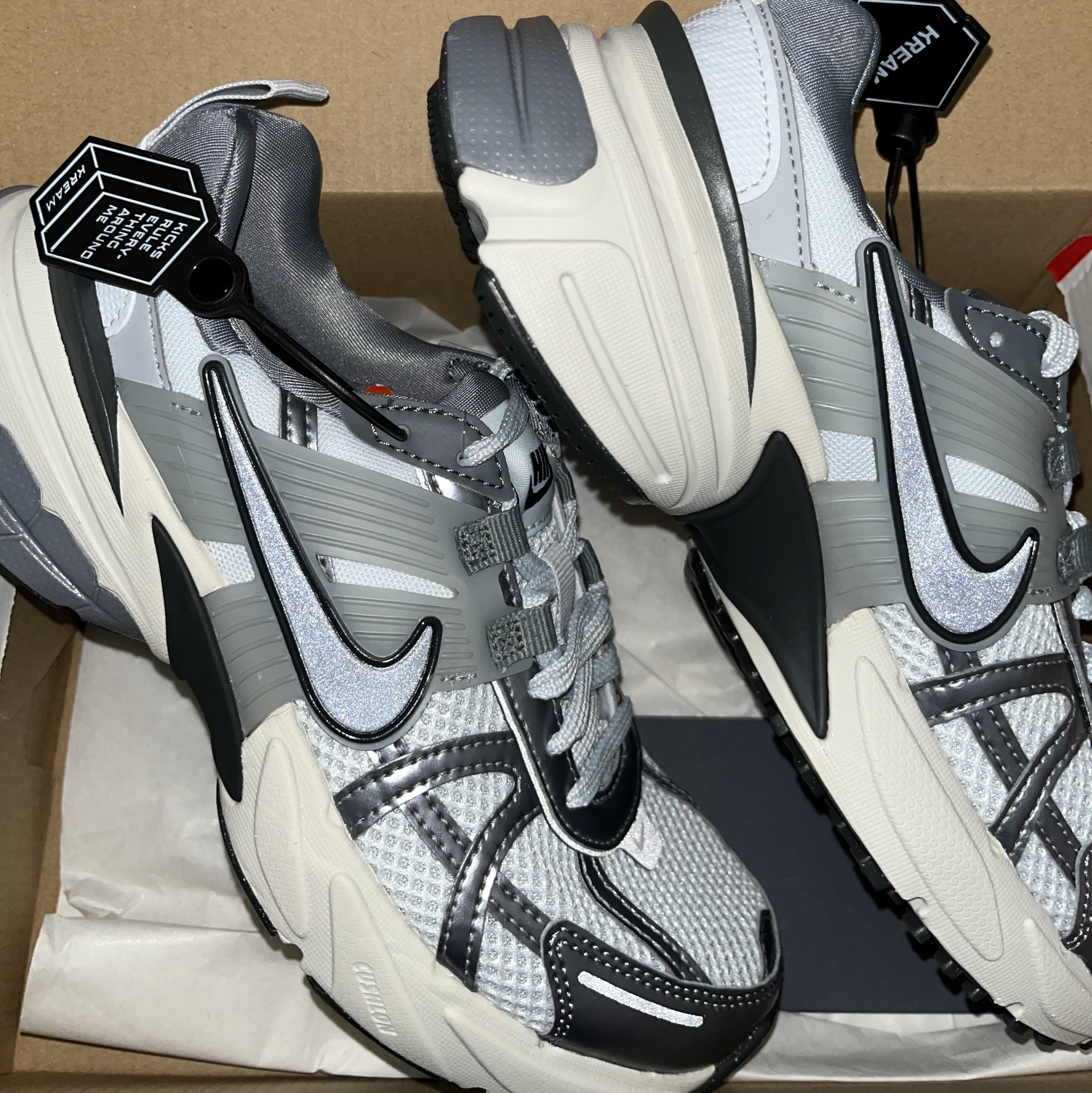 Nike V2K Run Pure Platinum Wolf Grey 착용 스타일 - 2