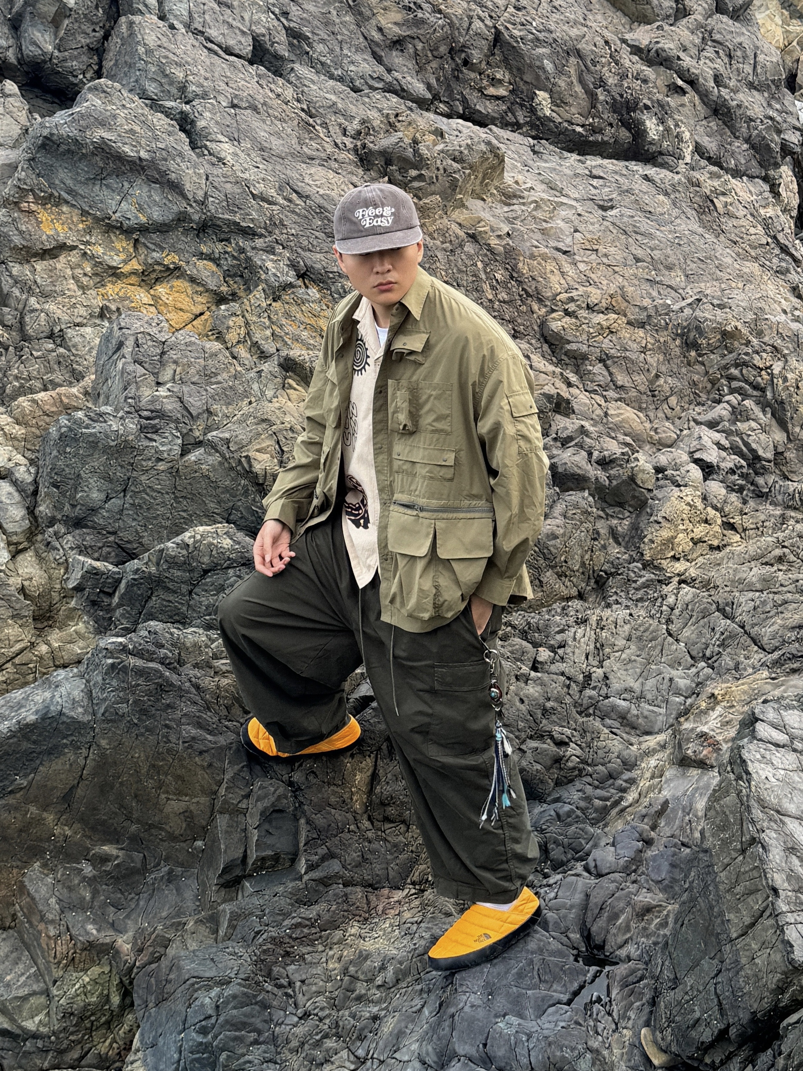 The North Face Thermoball Traction Mule V Summit Gold 착용 스타일 - 4
