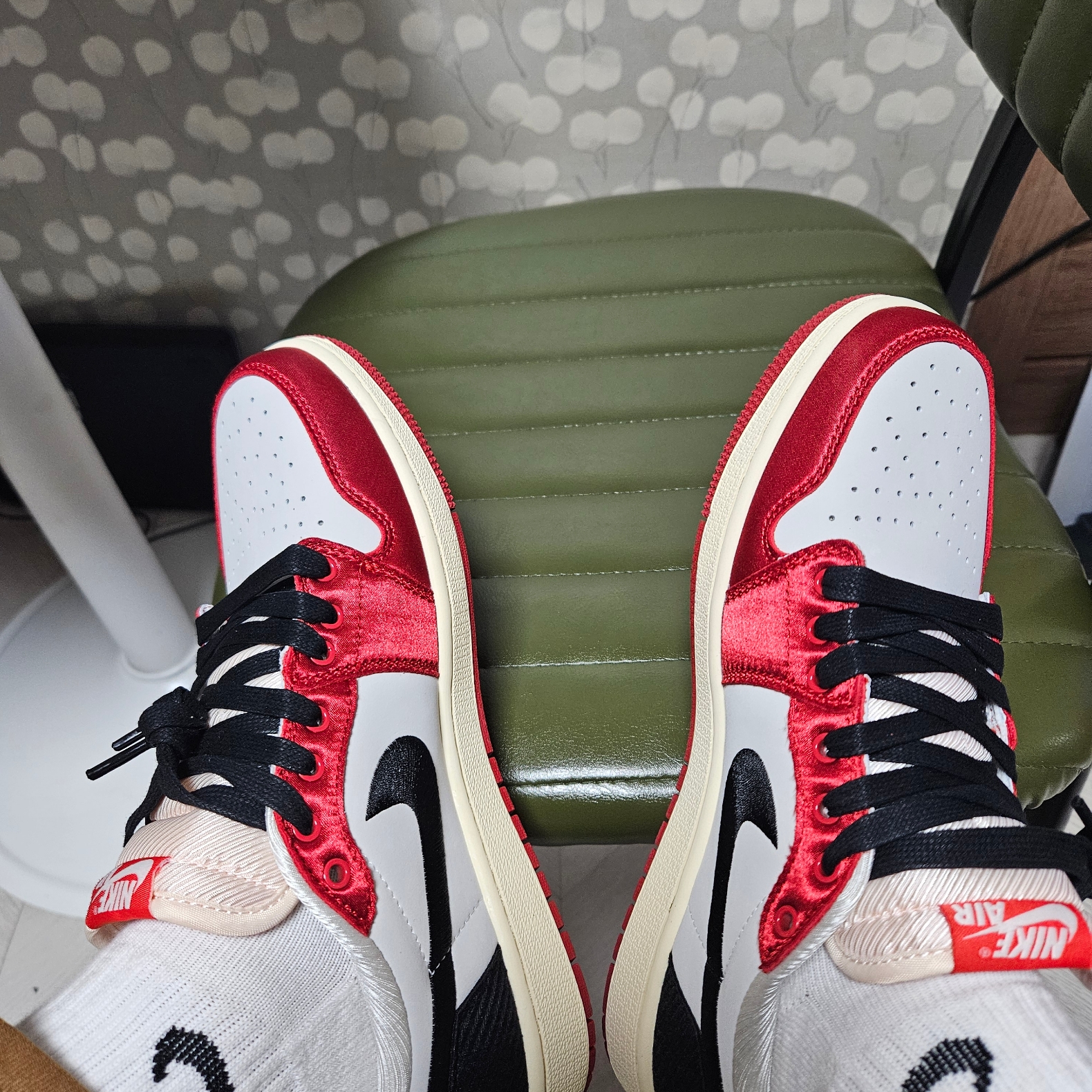 Jordan 1 x Trophy Room Retro Low OG SP Sail Varsity Red 착용 스타일 - 4