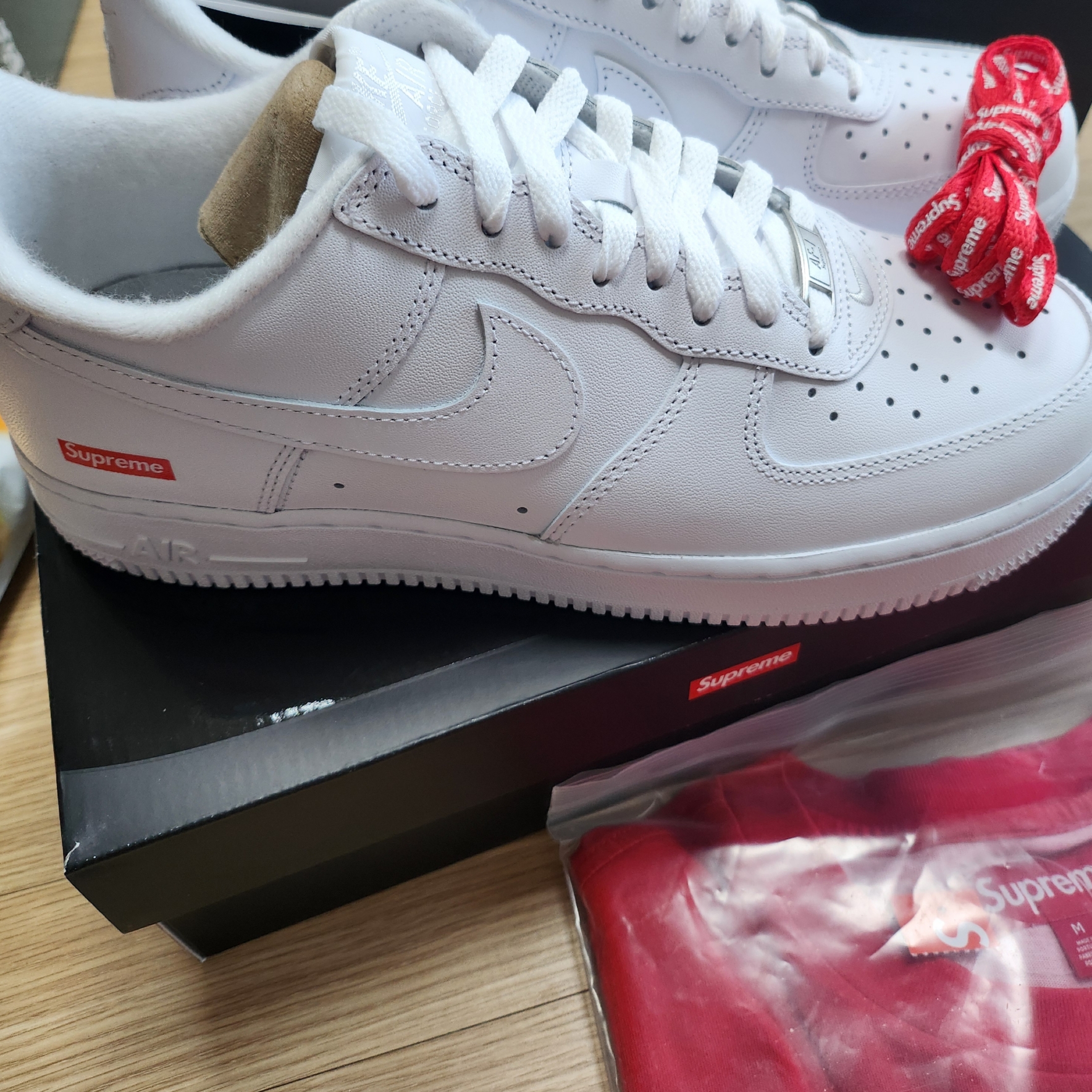 Nike x Supreme Air Force 1 Low White 착용 스타일 - 1