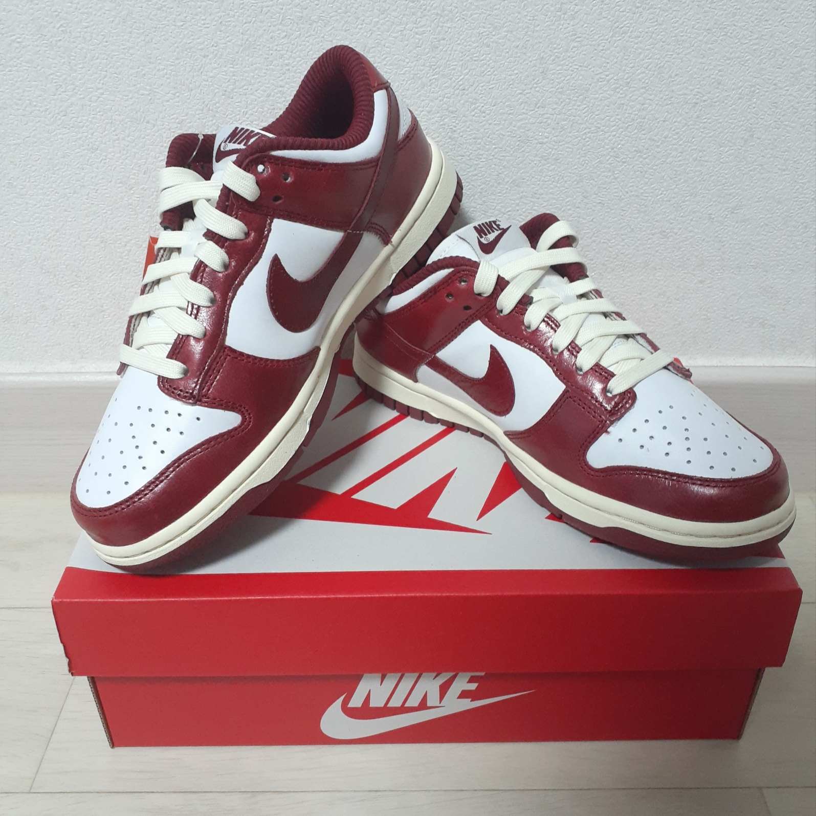 (W) Nike Dunk Low Retro PRM Team Red and White 착용 스타일