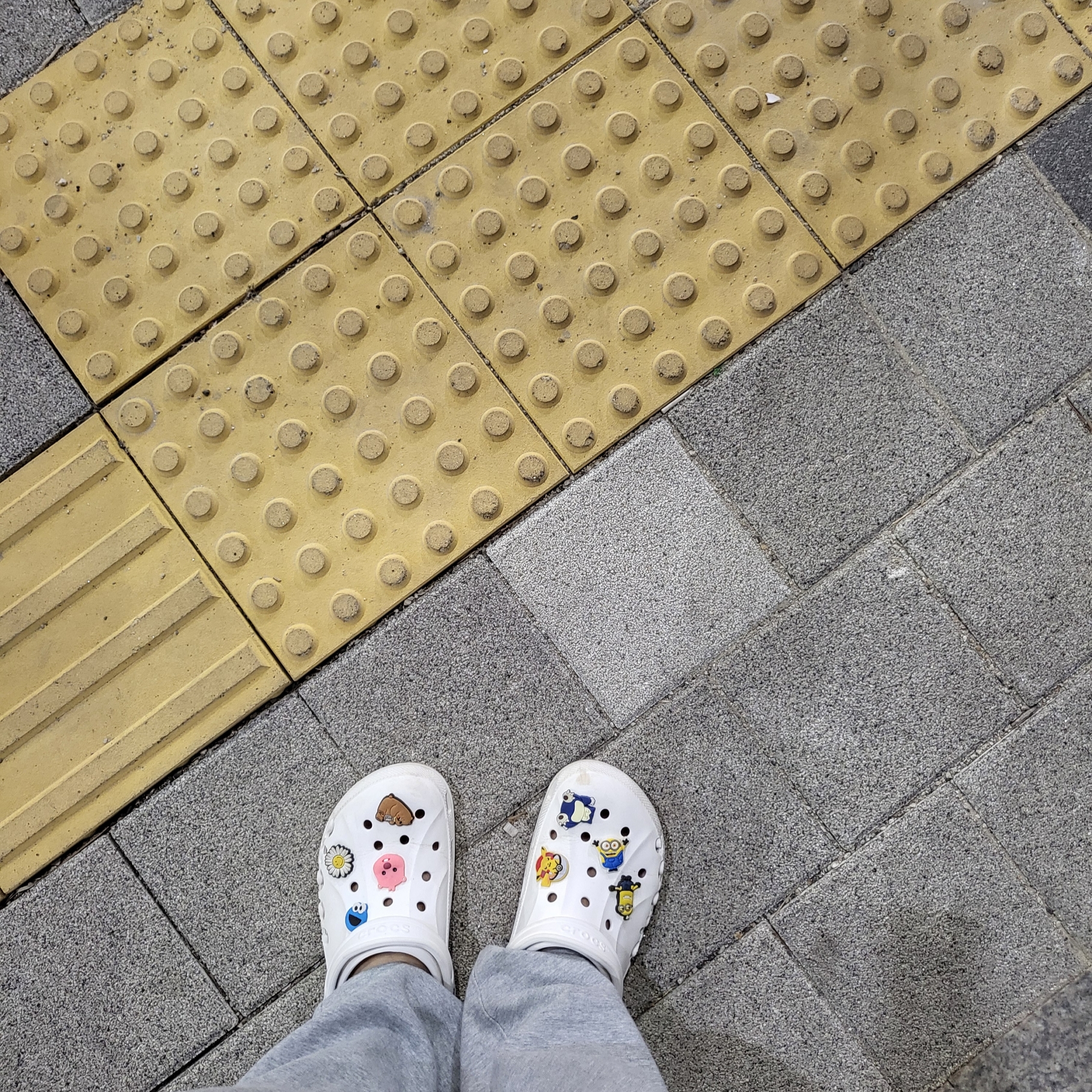 Crocs Classic Clog White 착용 스타일