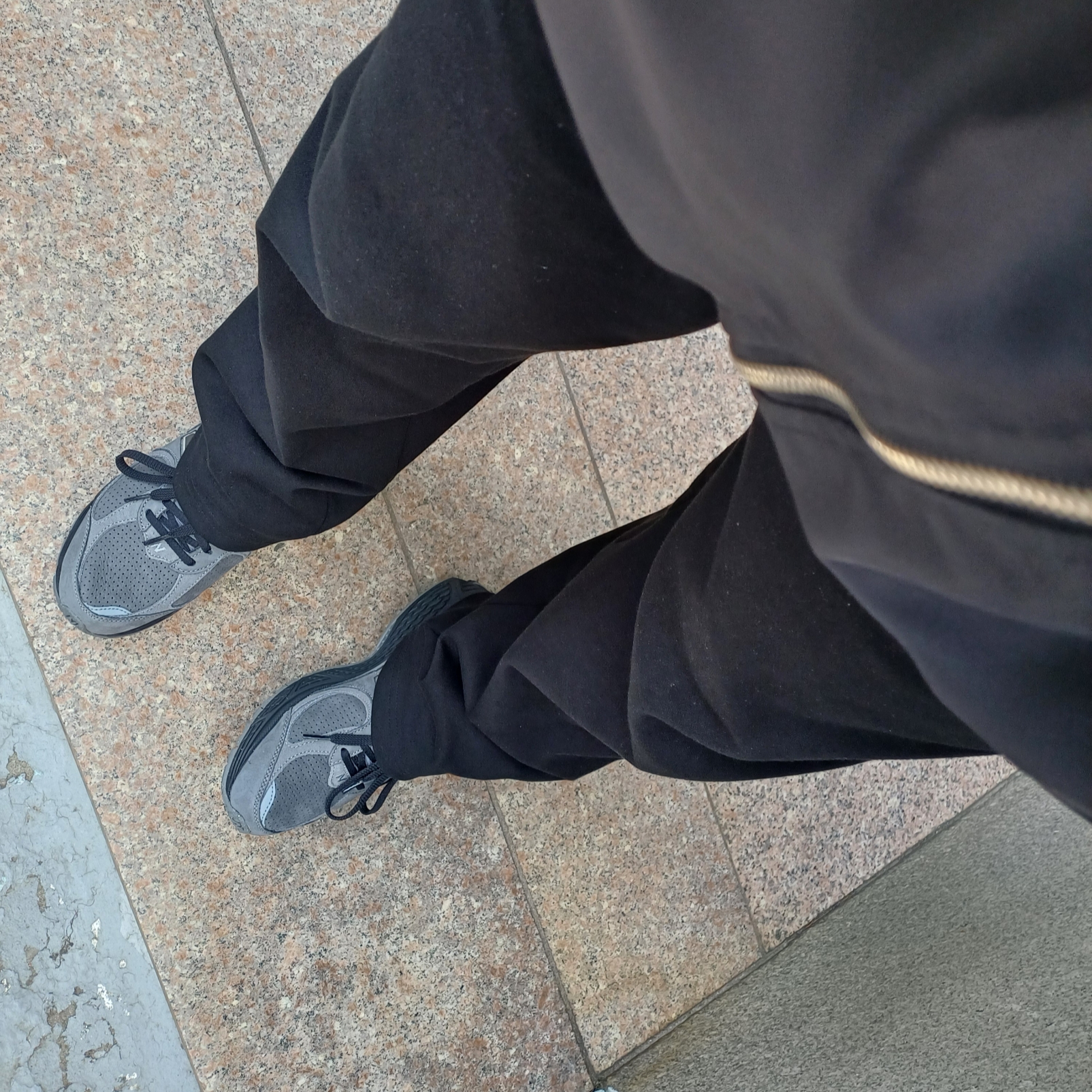 New Balance 2002R Dark Grey 착용 스타일