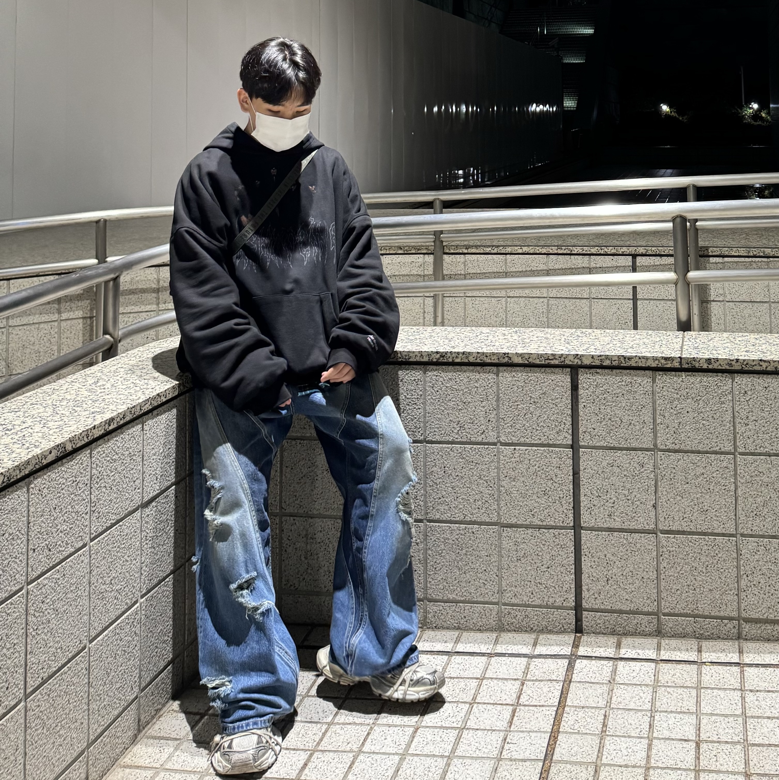 Civision by CSC Vision Distressed Denim Pants Washed Blue, Balenciaga 3XL Sneakers Beige 착용 스타일 - 2