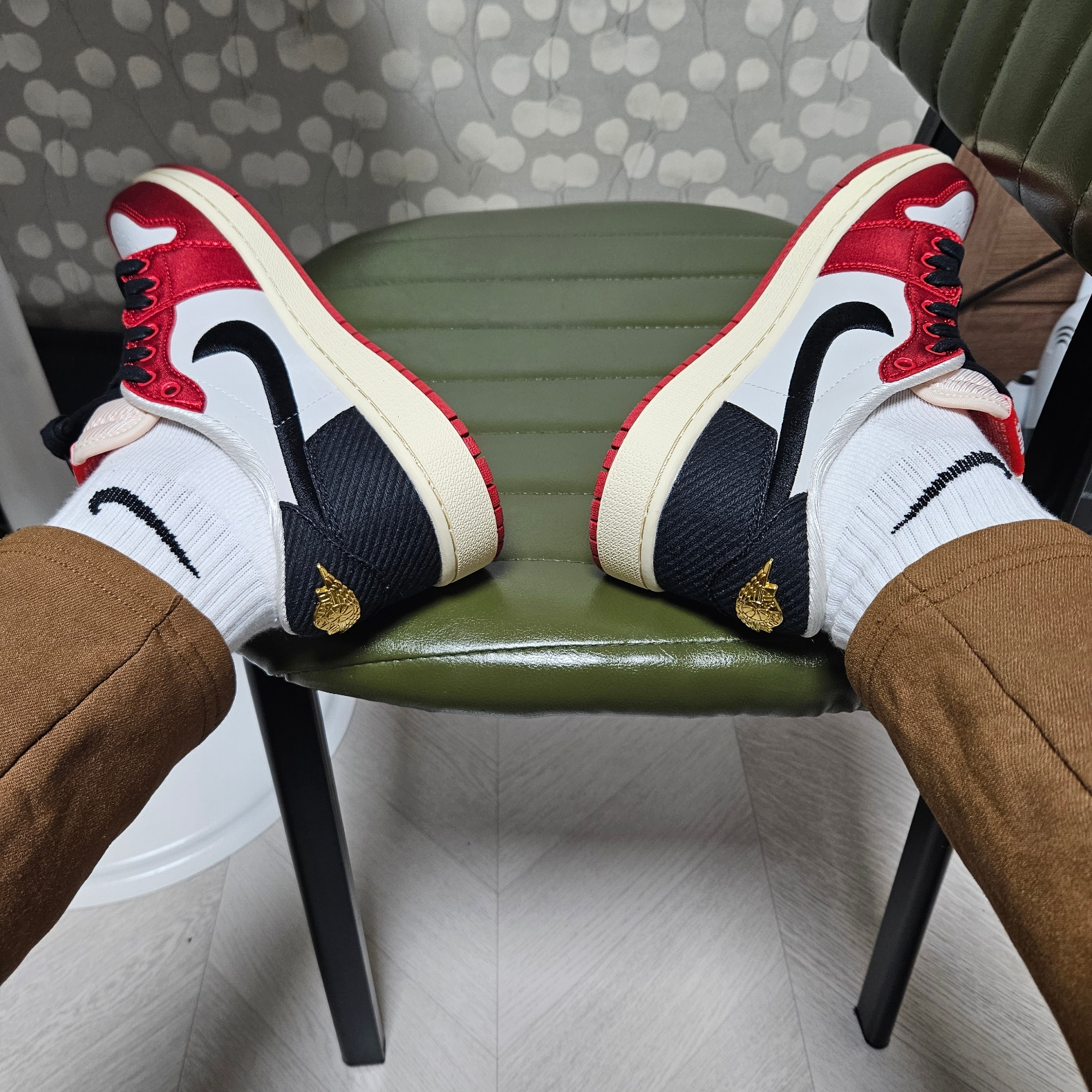 Jordan 1 x Trophy Room Retro Low OG SP Sail Varsity Red 착용 스타일 - 3