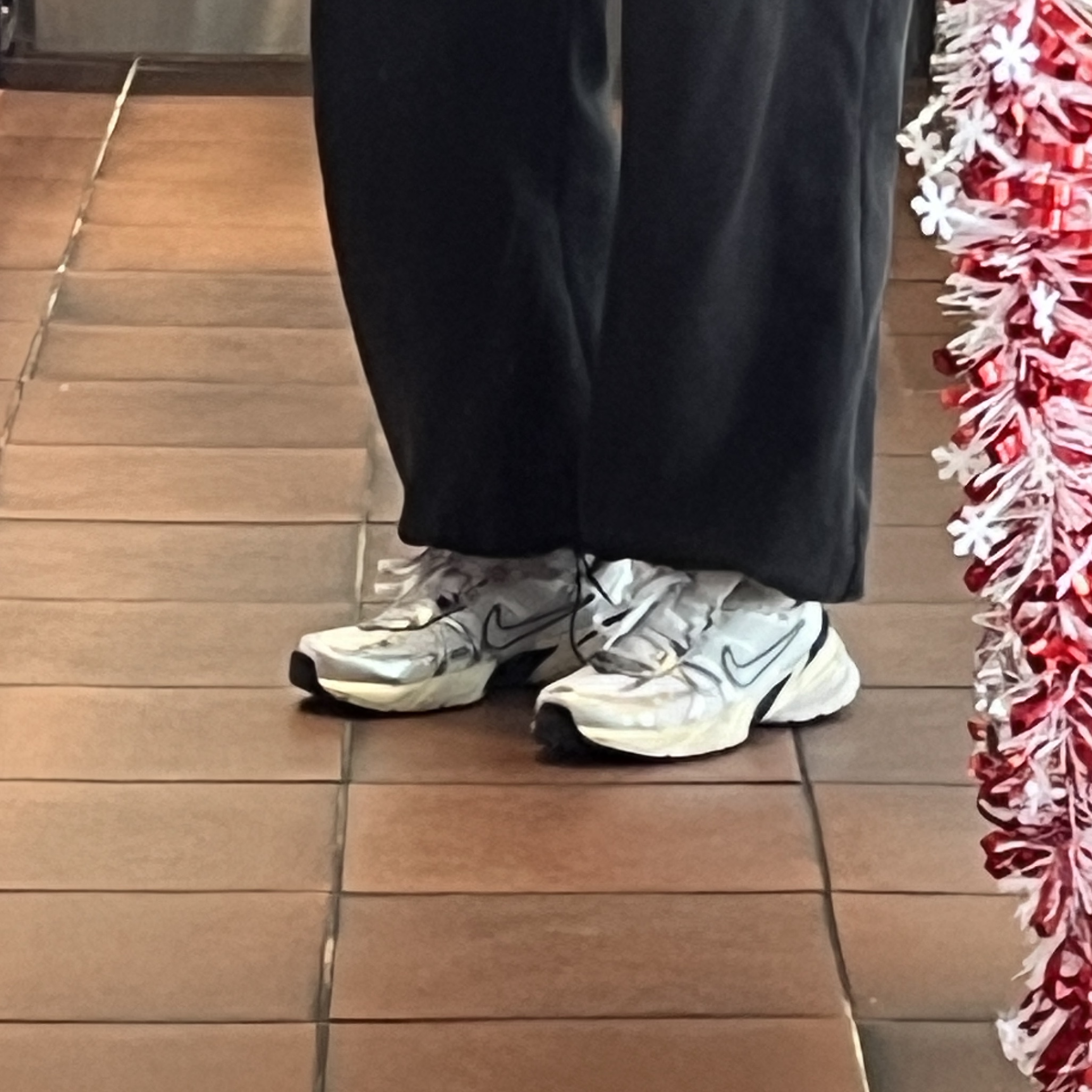 Nike V2K Run Summit White Metallic Silver 착용 스타일