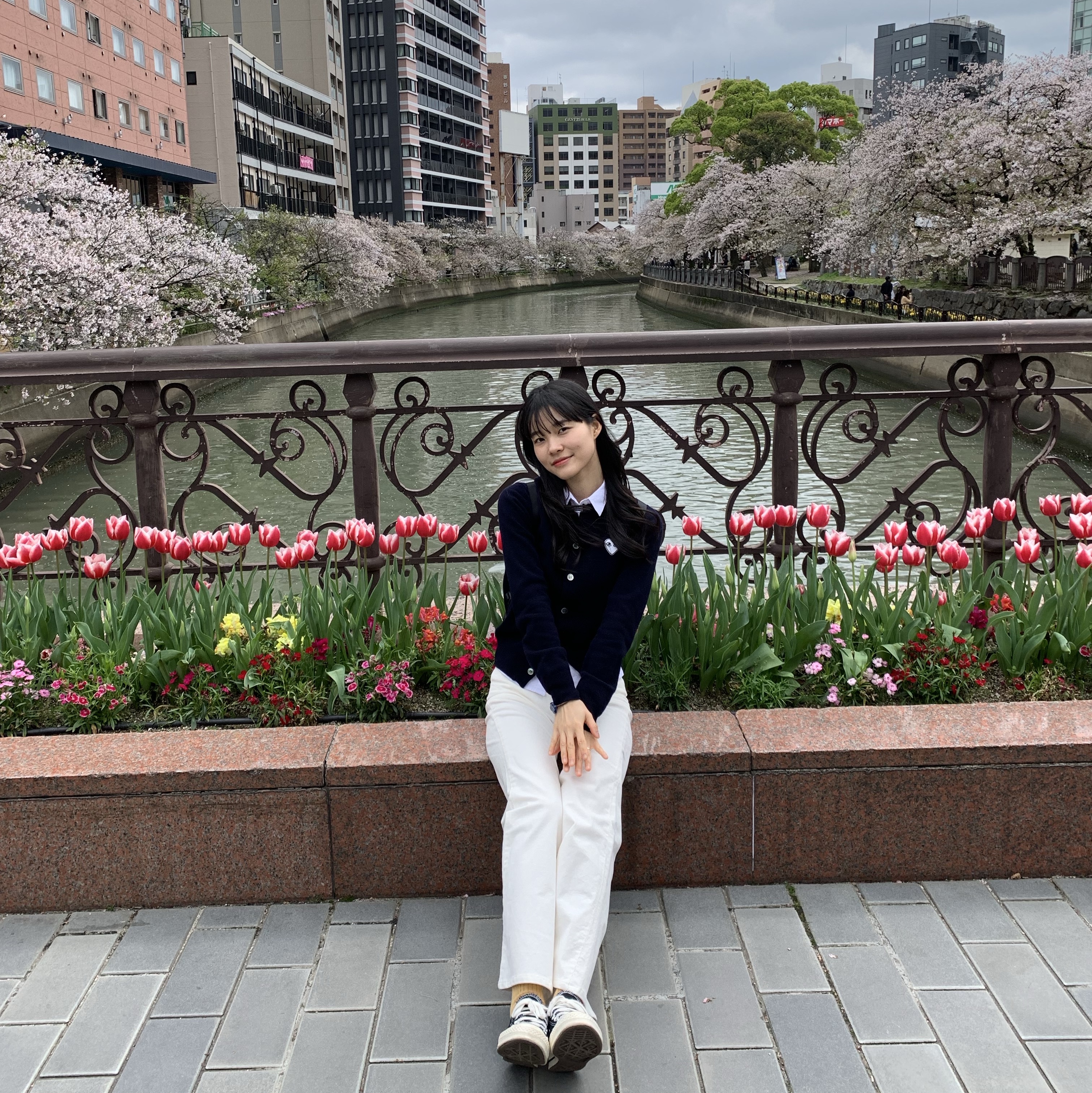 (W) Play Comme des Garcons White Heart Knit Cardigan Navy 착용 스타일 - 3