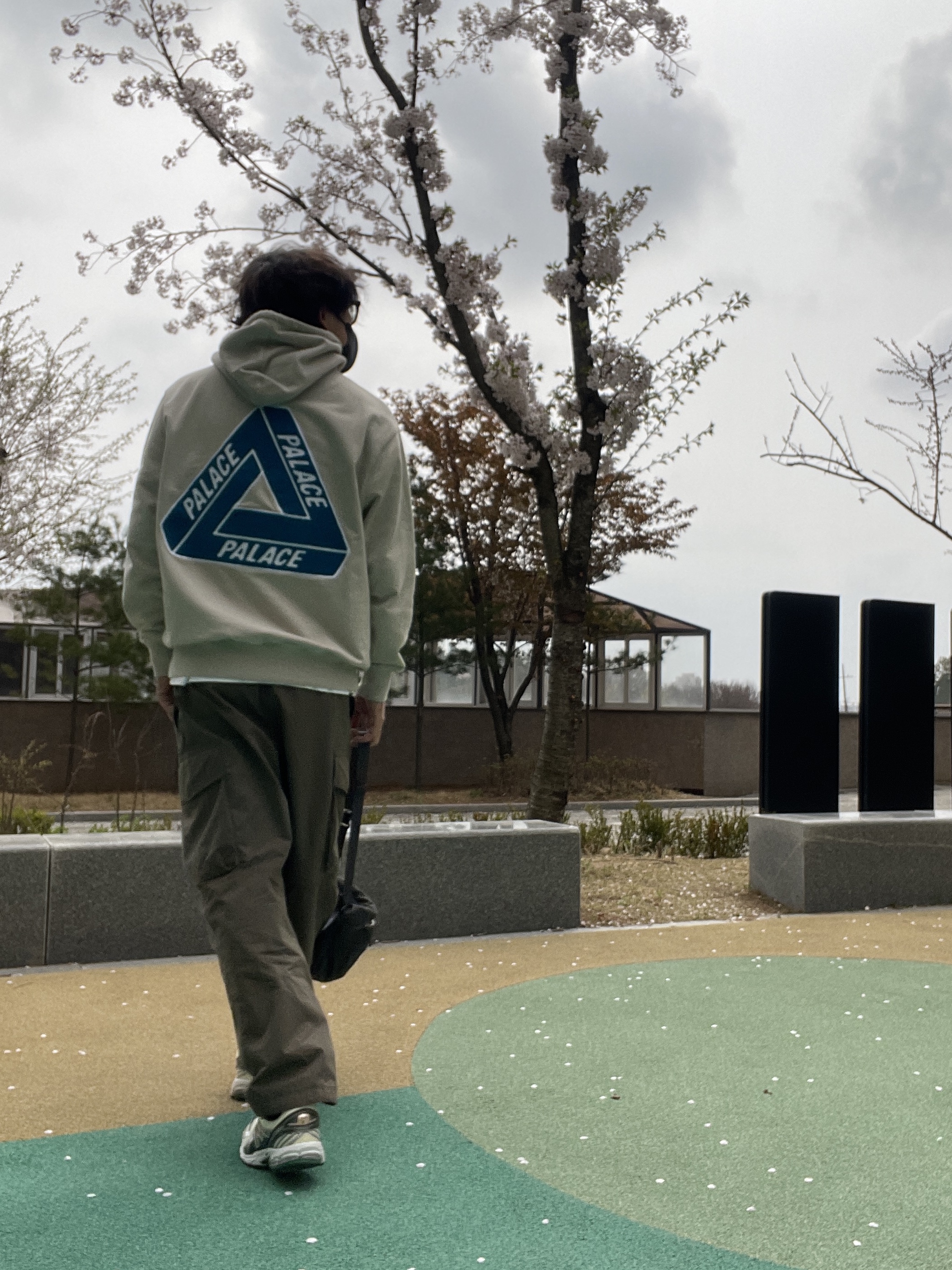 Palace Tri-Chenille Hood Oatmeal - 21FW, New Balance x Aime Leon Dore 860v2 Green 착용 스타일 - 2