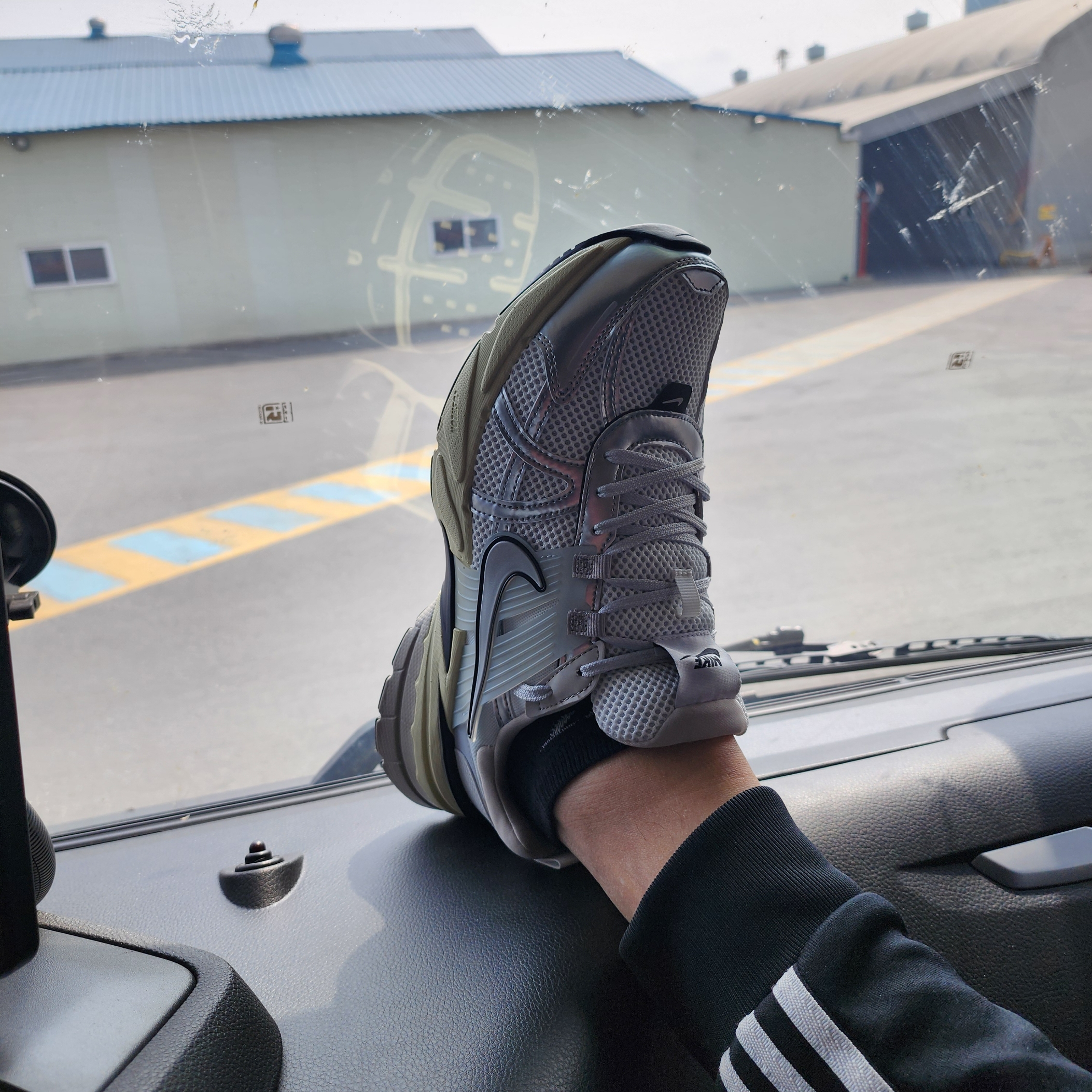 Nike V2K Run Summit White Metallic Silver 착용 스타일 - 1