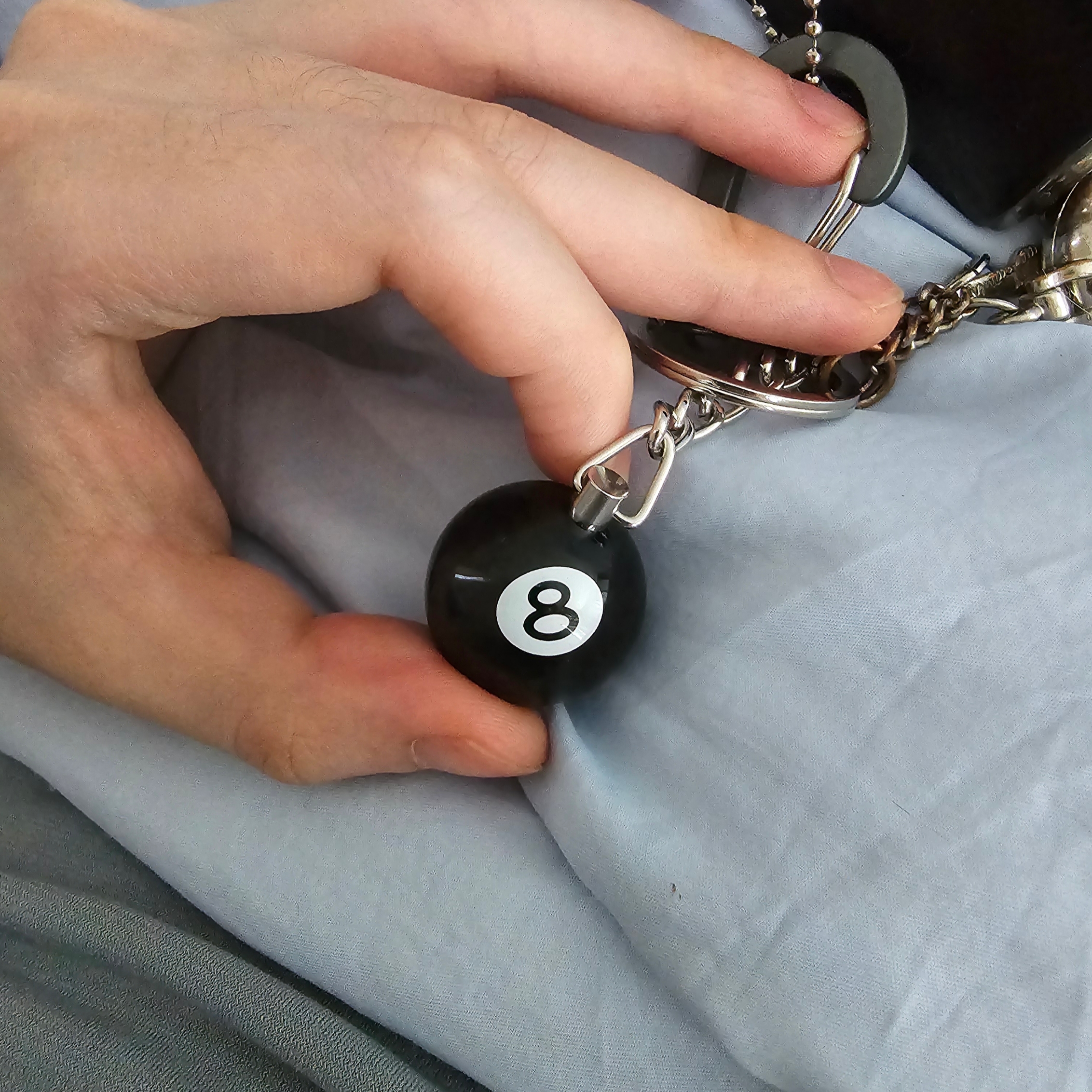 Stussy 8 Ball Keychain Black 착용 스타일