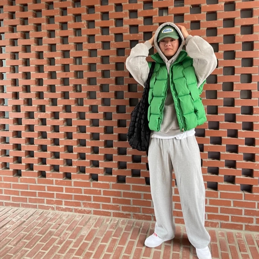 Emis Wappen Ball Cap Green, COS Quilted Oversized Shoulder Bag Black 착용 스타일 - 1