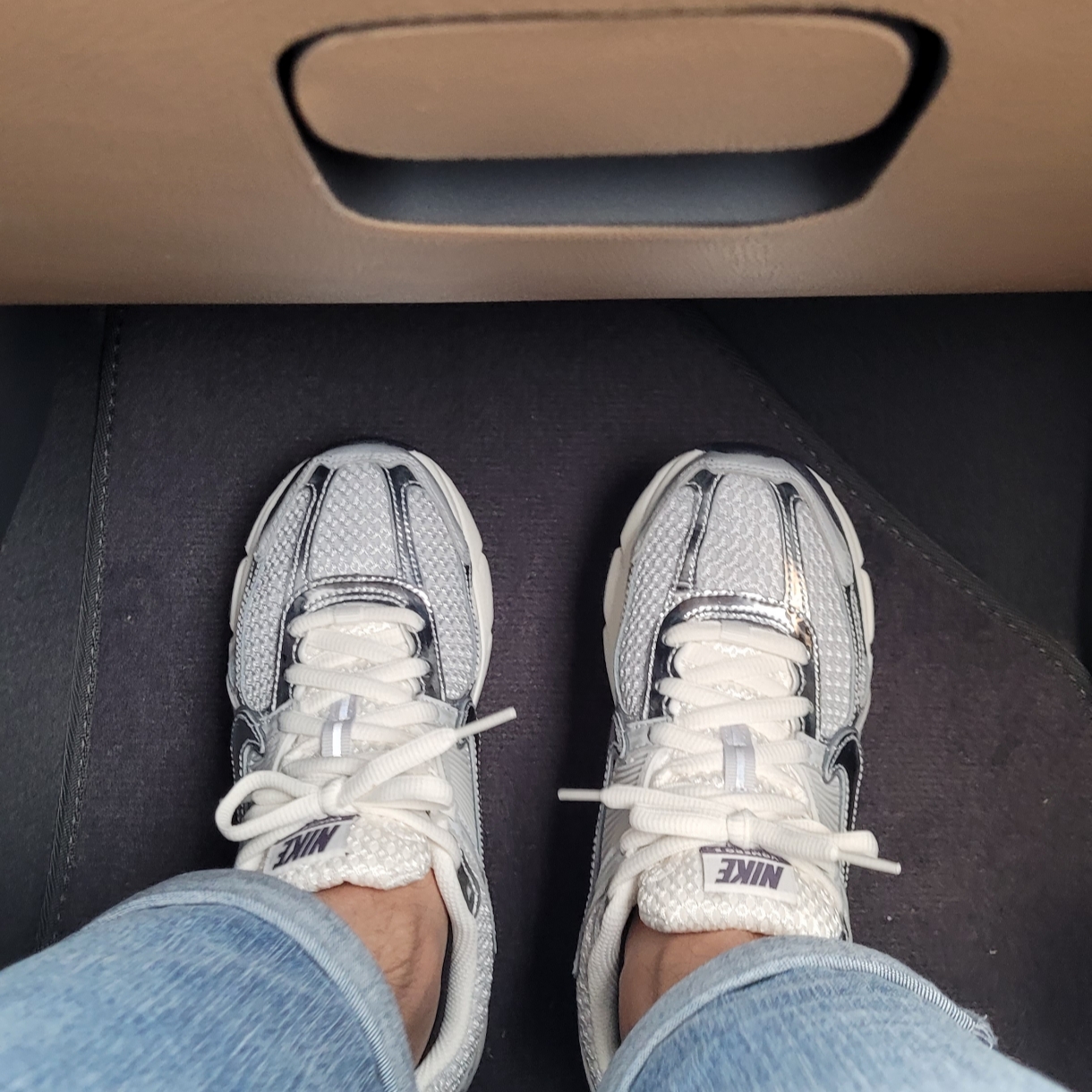 (W) Nike Zoom Vomero 5 Photon Dust and Metallic Silver 착용 스타일