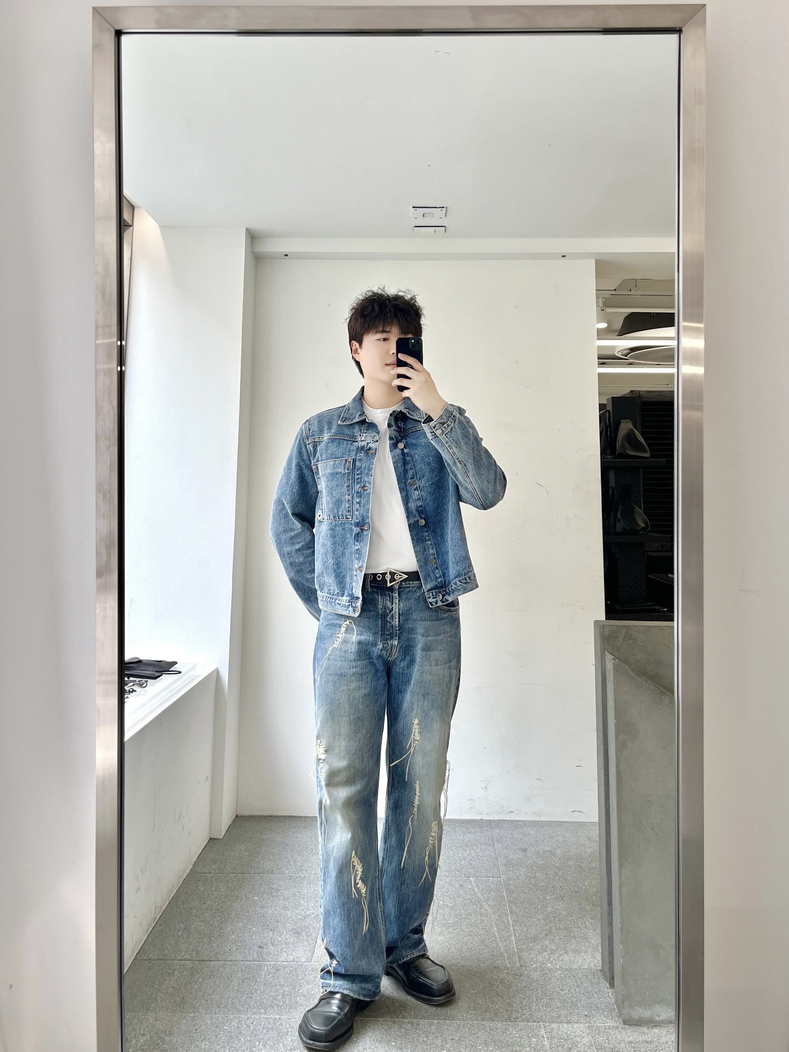 Jacquemus Le de Nimes Suno Bootcut Jeans Destroyed Blue, Magliano Zipped Monster Loafer Black 착용 스타일 - 1