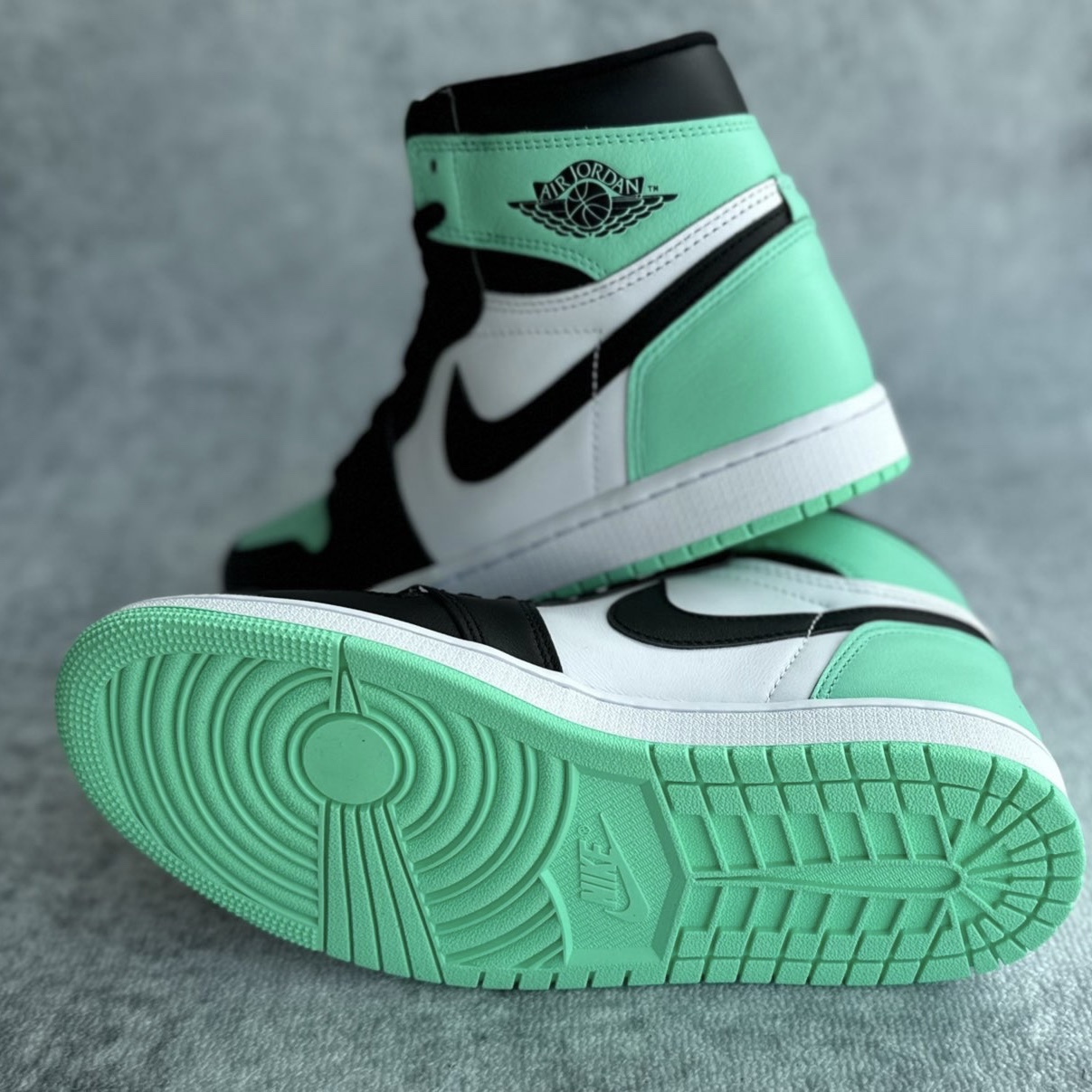 Jordan 1 Retro High OG Green Glow 착용 스타일 - 2