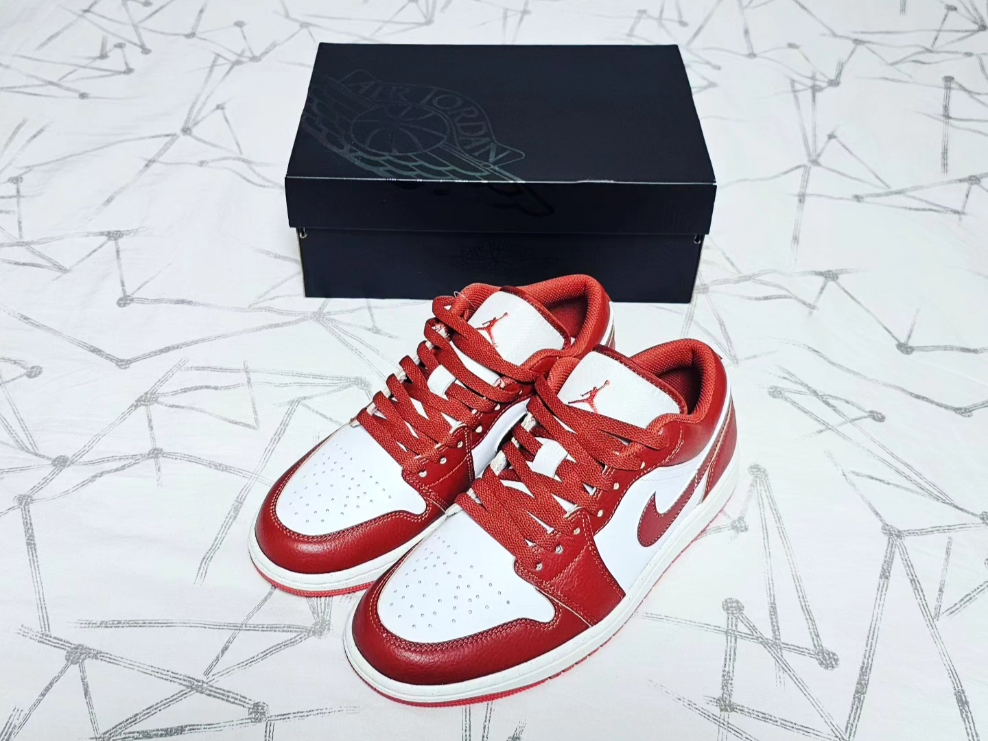 Jordan 1 Low SE Dune Red White 착용 스타일 - 1