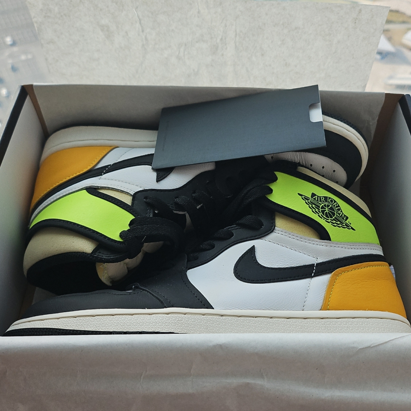 Jordan 1 Retro High OG Volt Gold 착용 스타일 - 1