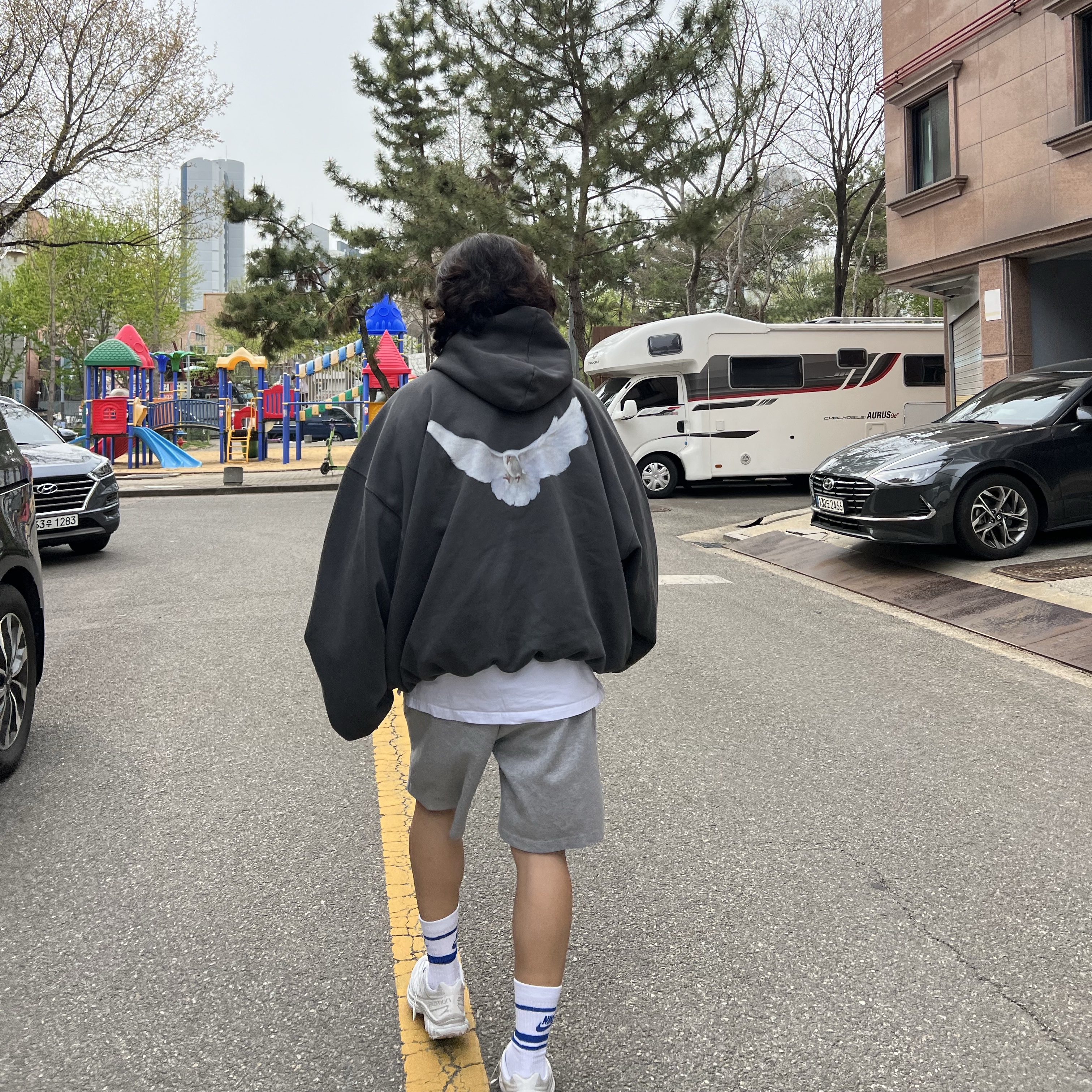 Yeezy Gap Engineered By Balenciaga Dove Hoodie Black, Salomon XT-6 ADV White 착용 스타일 - 1