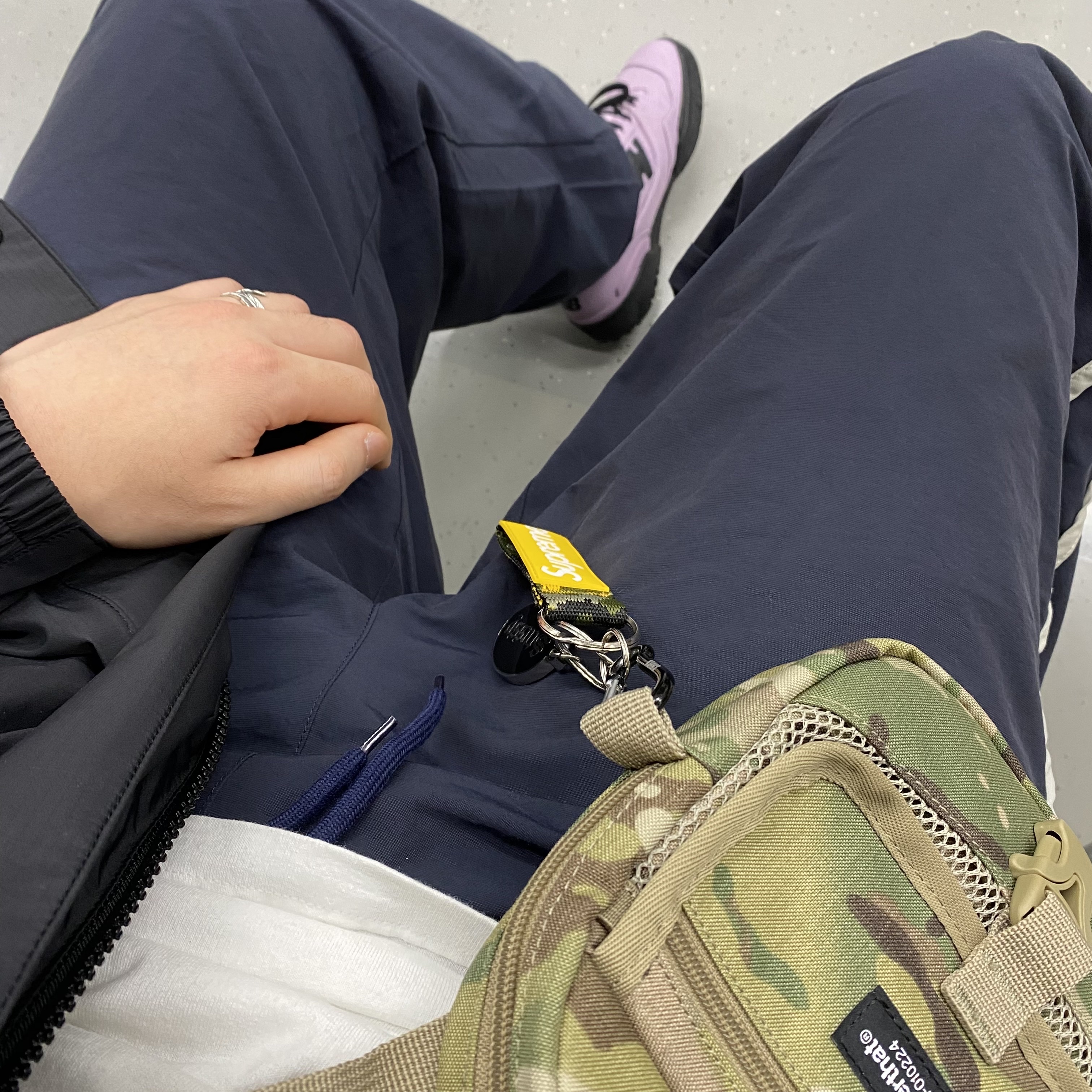 New Balance x Thisisneverthat 550 Lavender Black, Supreme Webbing Keychain Yellow Camo - 23SS 착용 스타일 - 4