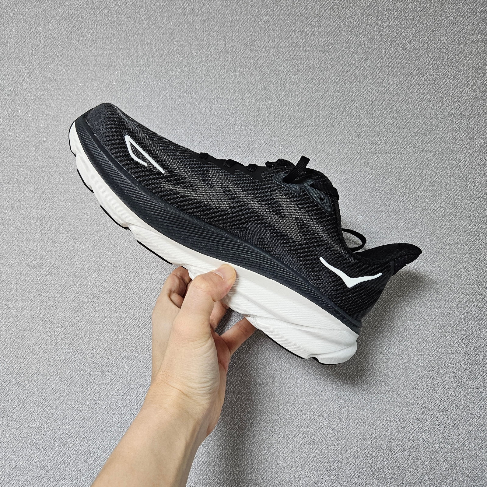 Hoka Clifton 9 Wide Black - 24SS 착용 스타일 - 1