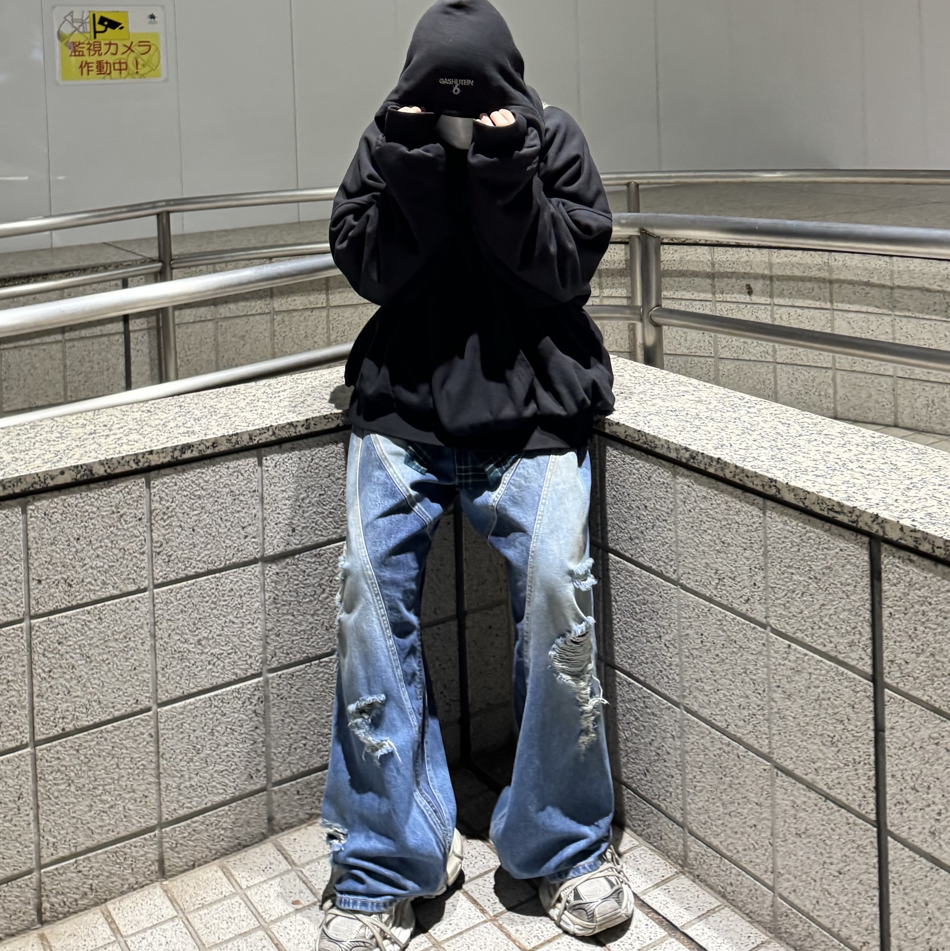 Civision by CSC Vision Distressed Denim Pants Washed Blue, Balenciaga 3XL Sneakers Beige 착용 스타일 - 1