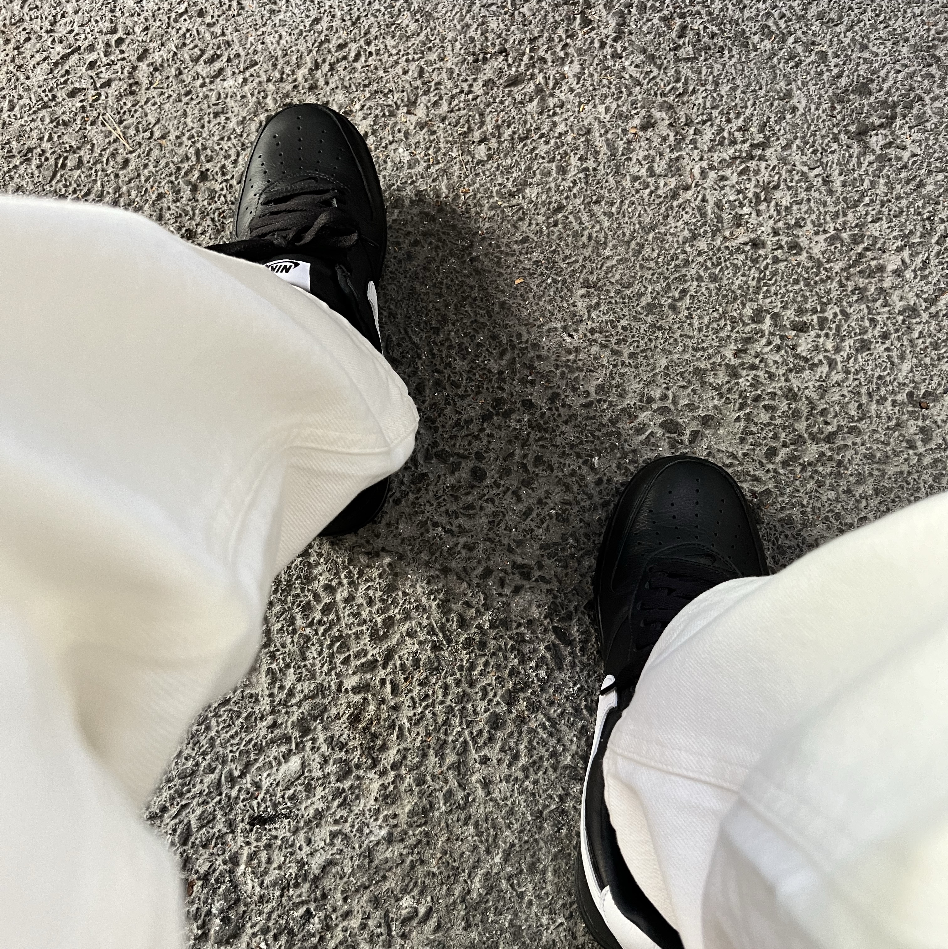 Nike Air Force 1 Low QS Black White 착용 스타일 - 2