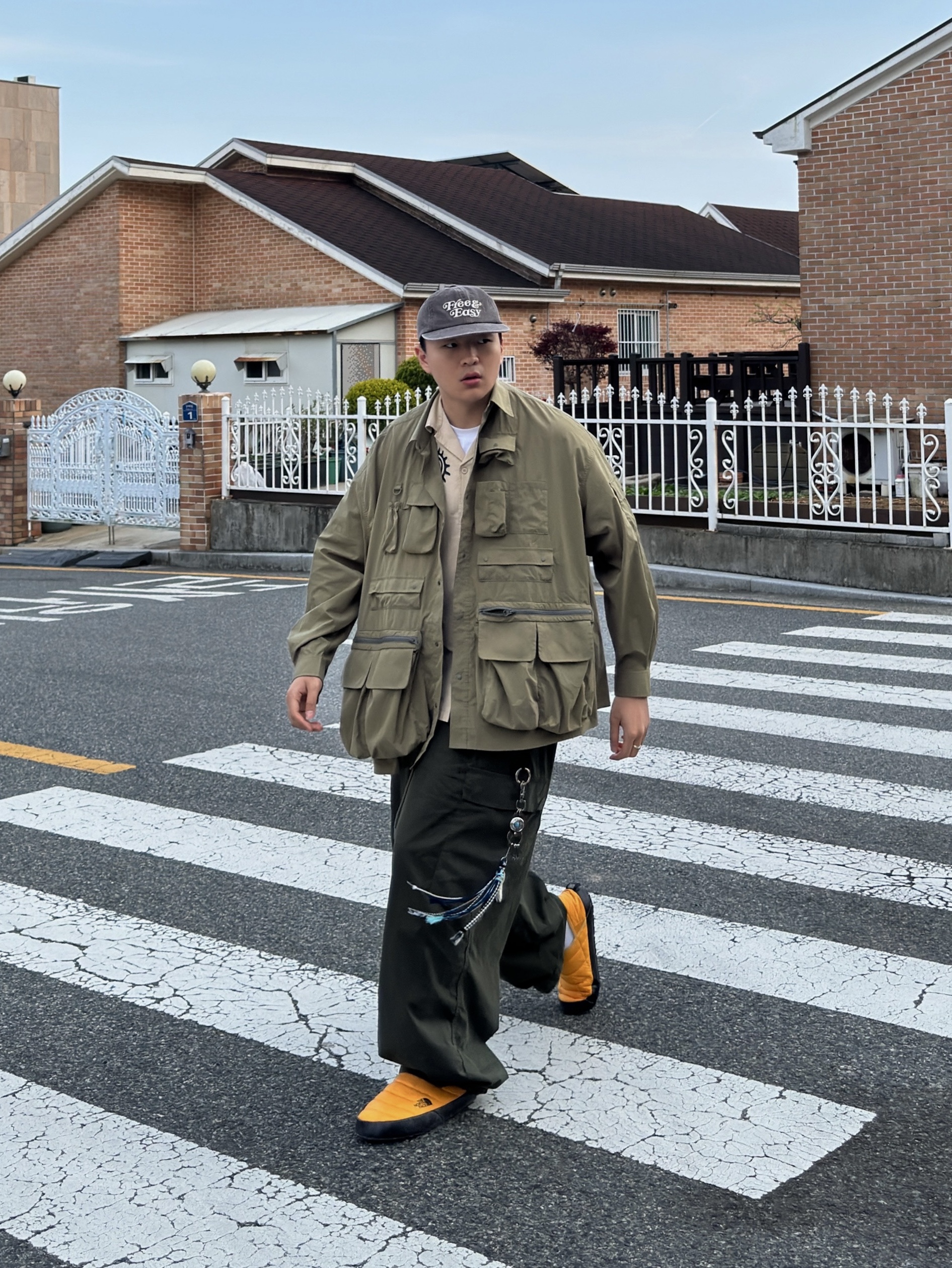 The North Face Thermoball Traction Mule V Summit Gold 착용 스타일 - 5