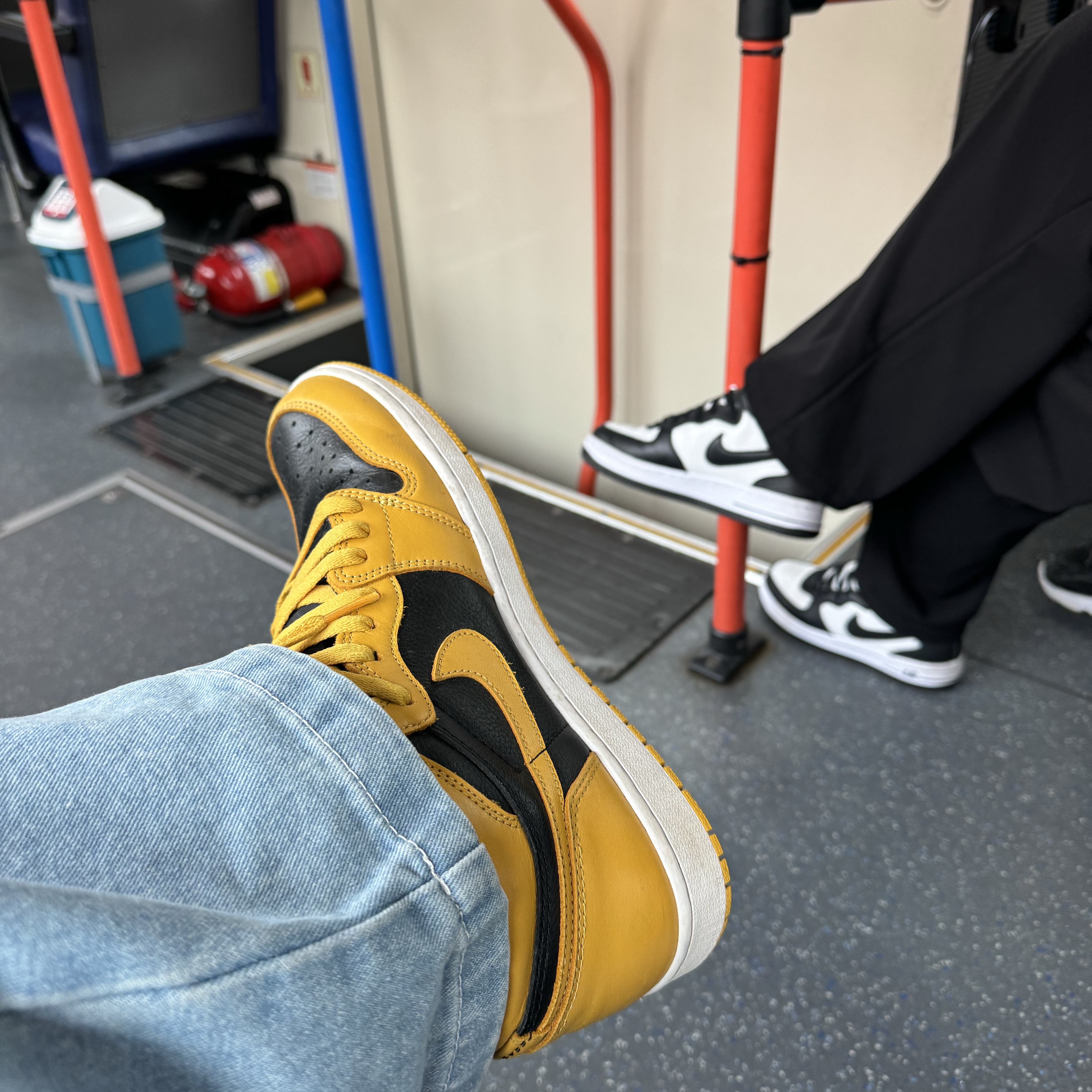 Jordan 1 Retro High OG Pollen, Supreme x Ortlieb Small Messenger Bag Black - 24SS 착용 스타일 - 2