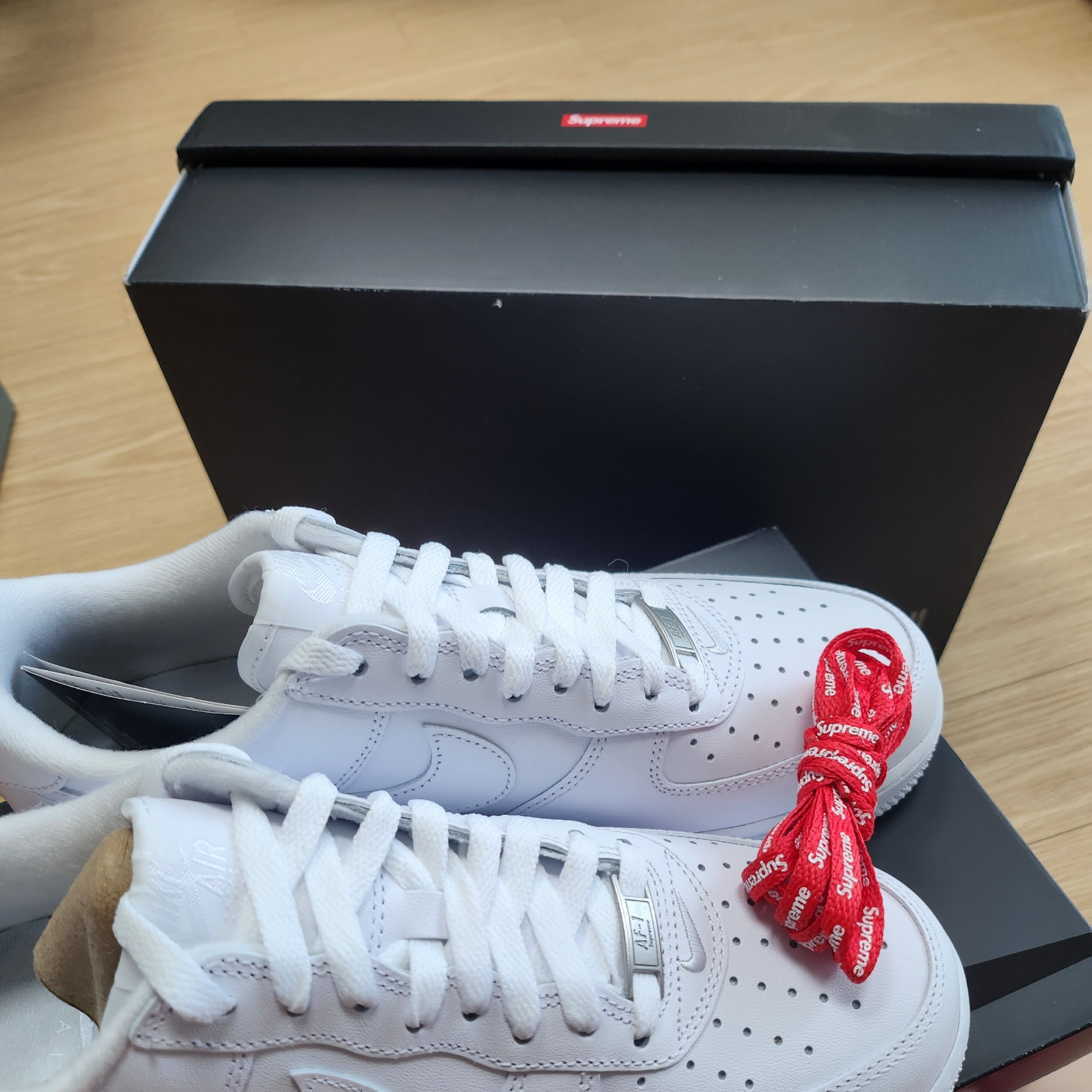 Nike x Supreme Air Force 1 Low White 착용 스타일 - 2