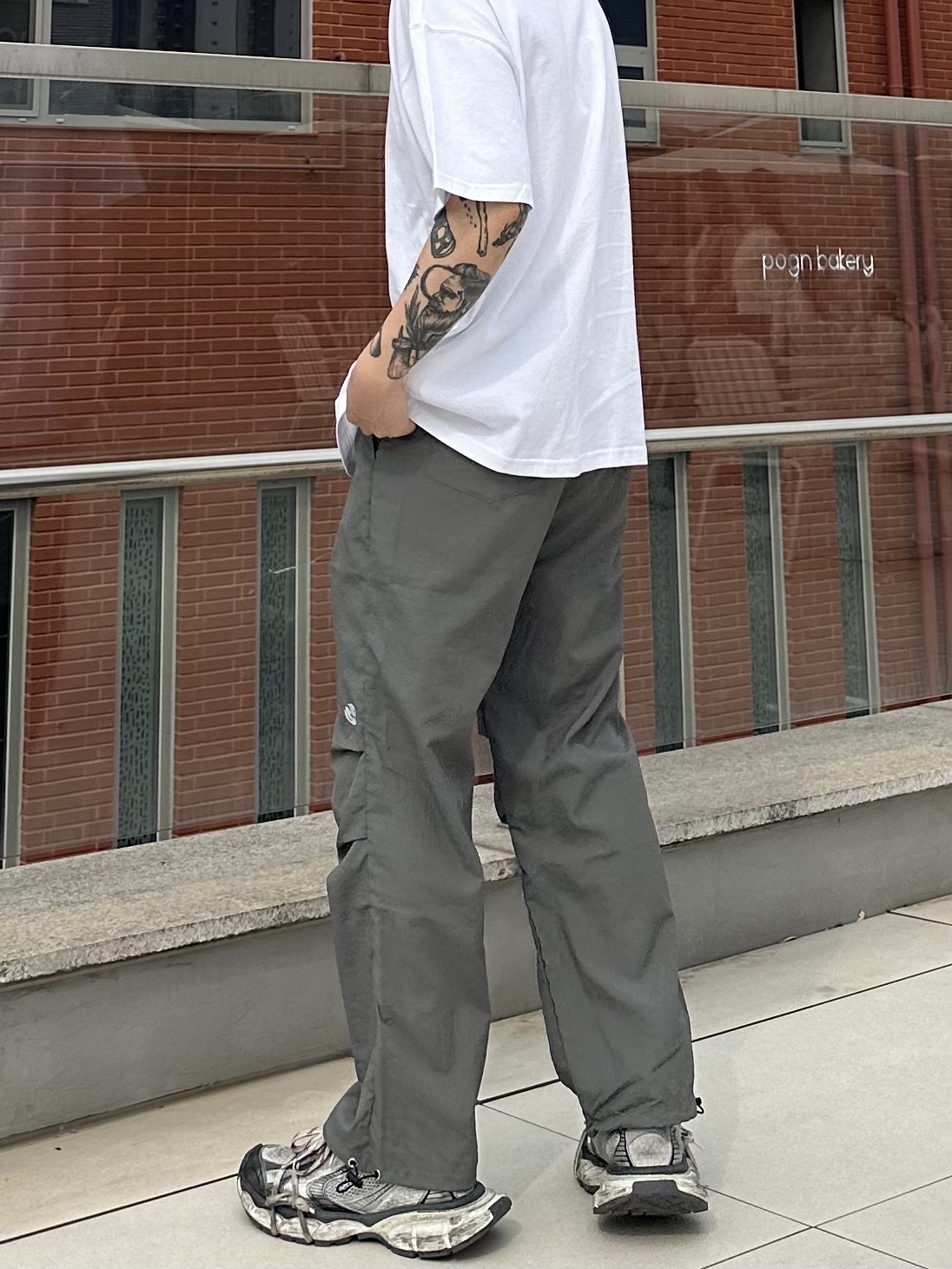 Balenciaga 3XL Sneakers Grey White Red 착용 스타일 - 2