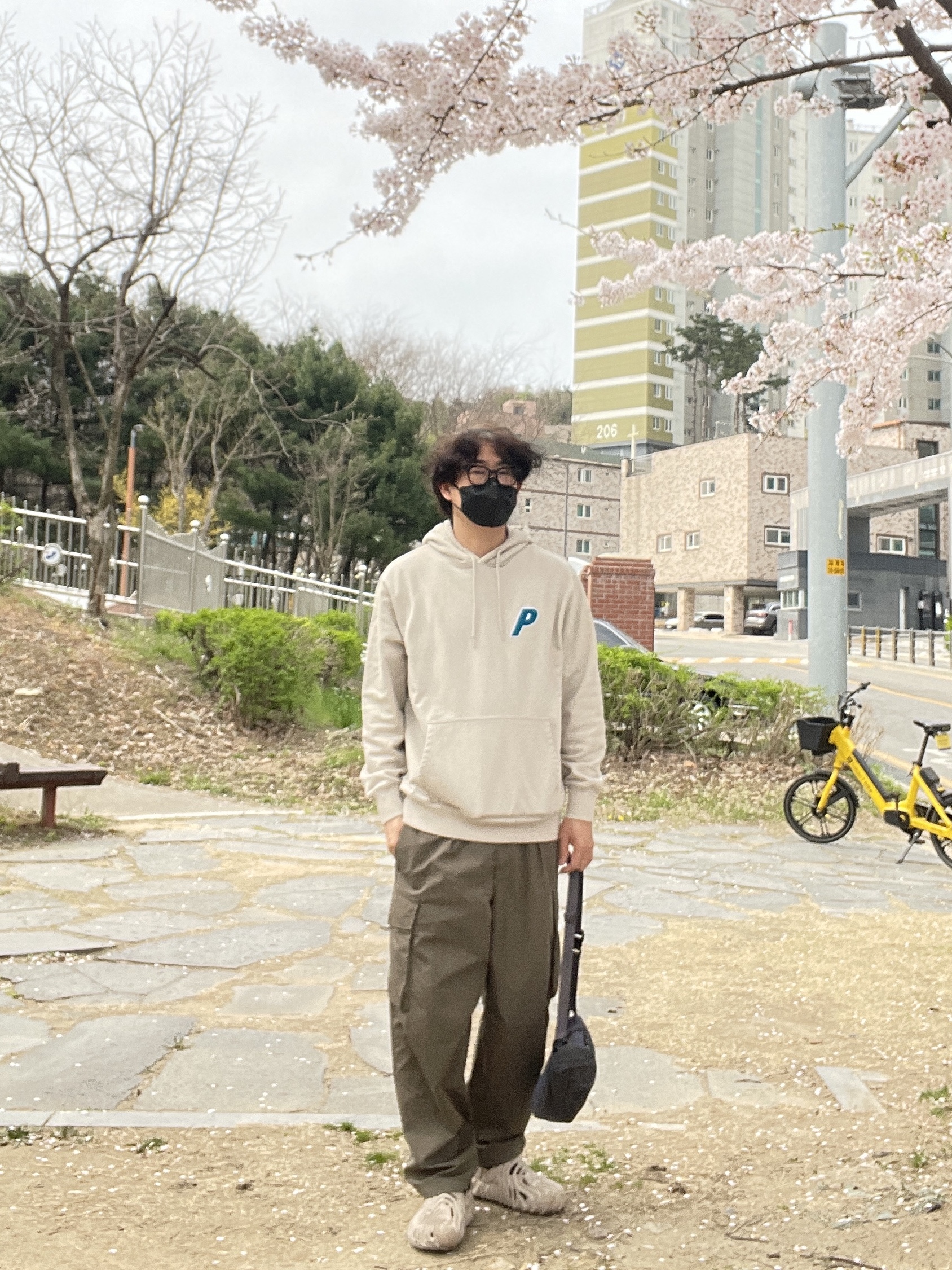 Palace Tri-Chenille Hood Oatmeal - 21FW, New Balance x Aime Leon Dore 860v2 Green 착용 스타일 - 3
