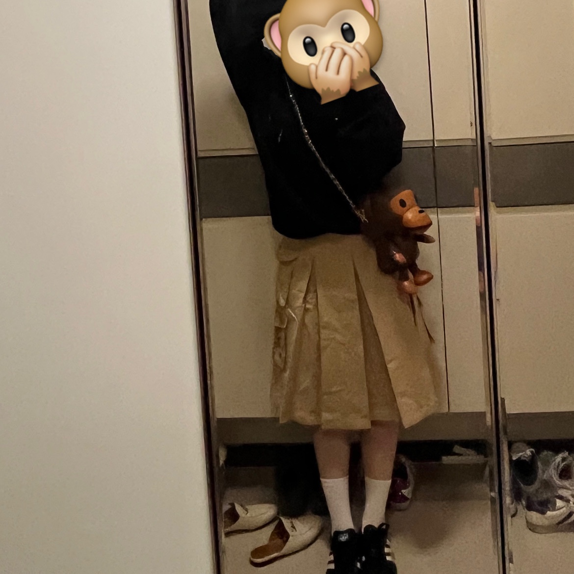 BAPE Baby Milo Plush Doll Chain Shoulder Bag Brown, Adidas Samba OG Black White Gum 착용 스타일 - 1