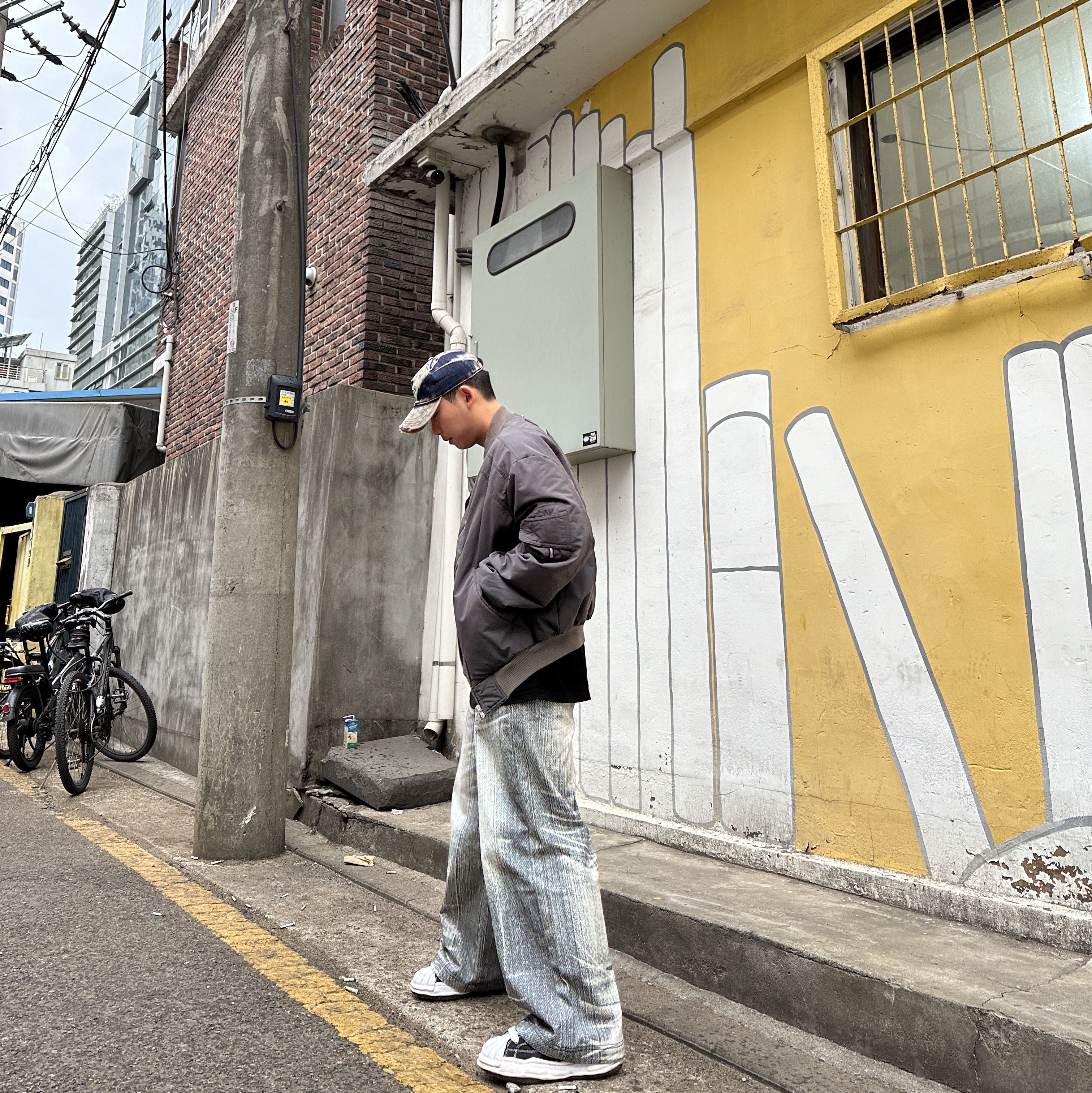 Maison Mihara Yasuhiro Blakey OG Sole Canvas Low-top Sneakers Black White, Undermycar Ababell Multi Flap Oversized Bomber Balsam Green - 22SS 착용 스타일 - 2