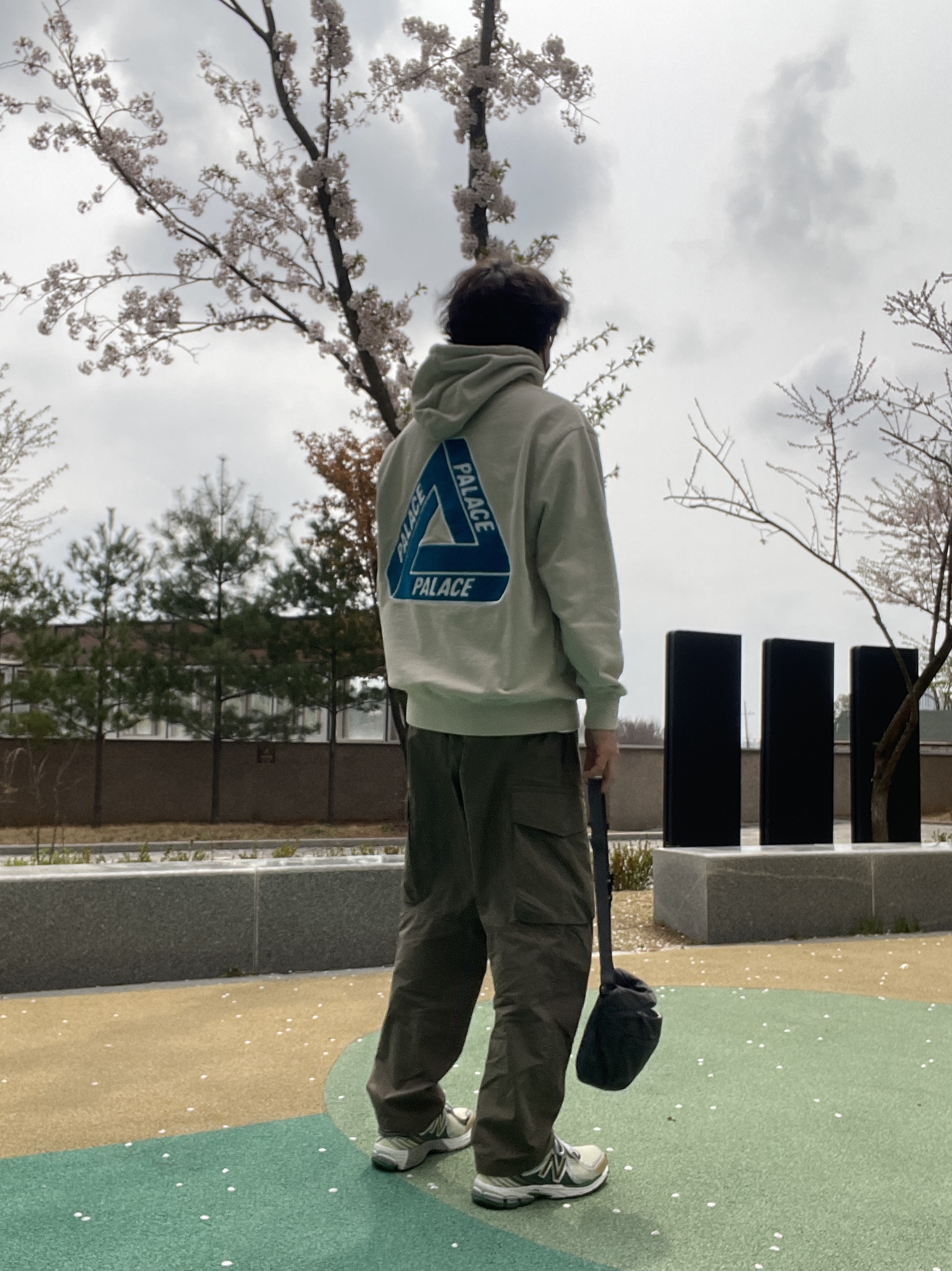 Palace Tri-Chenille Hood Oatmeal - 21FW, New Balance x Aime Leon Dore 860v2 Green 착용 스타일 - 1