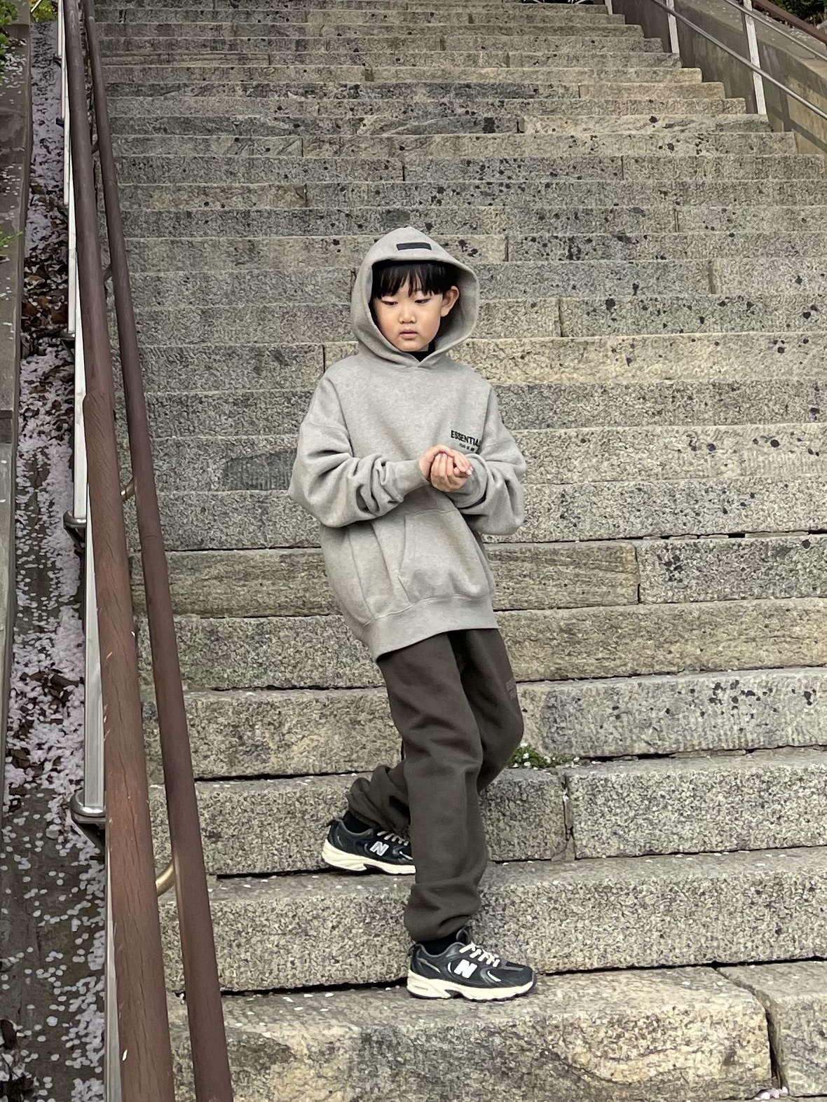 (Kids) Essentials The Core Collection Hoodie Dark Oatmeal, (Kids) Essentialss Sweatpants Off Black - 23SS 착용 스타일 - 1