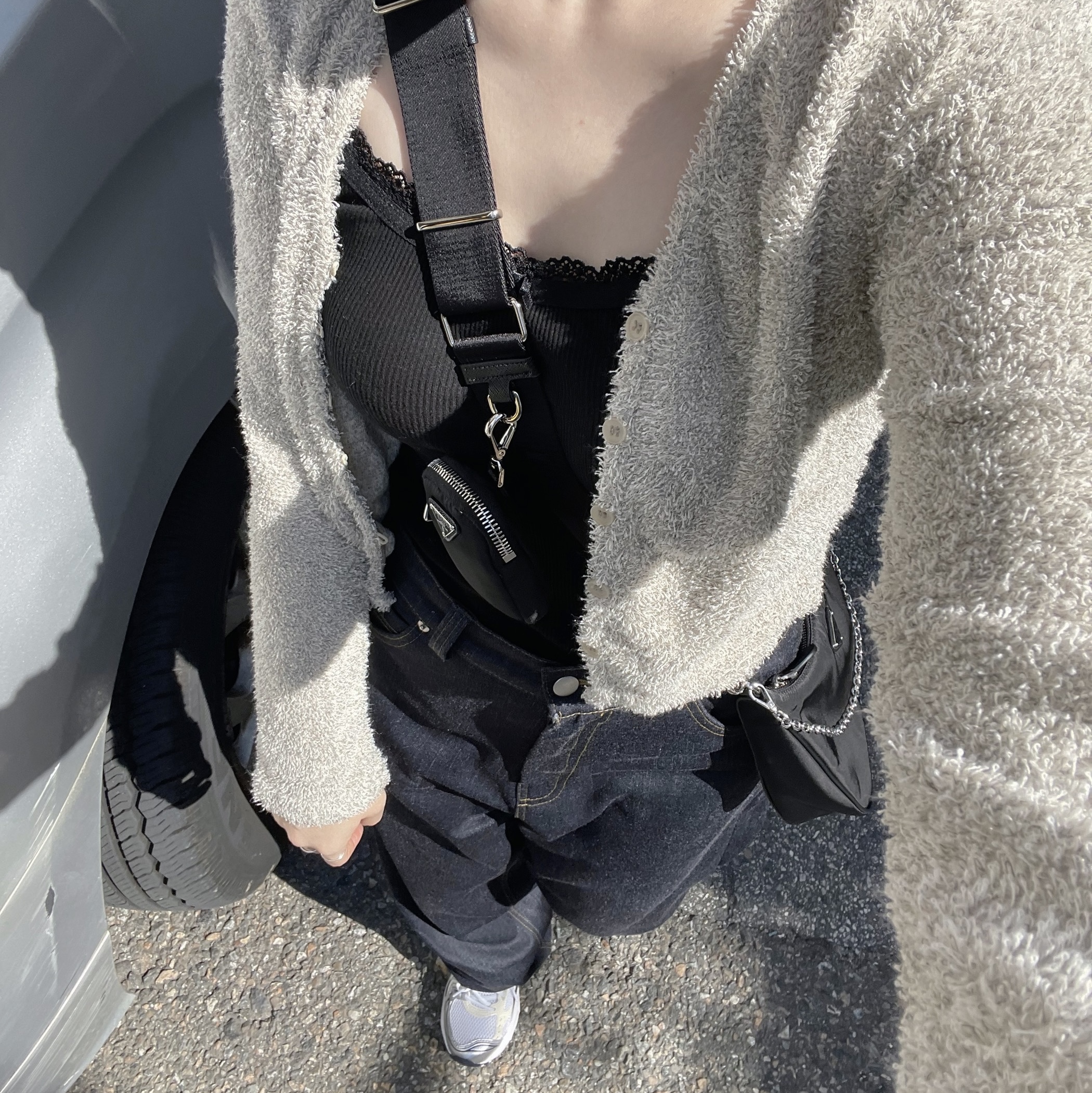 (W) Asics Gel-Kayano 14 White Midnight, Prada Re-Edition 2005 Re-Nylon Shoulder Bag Black 착용 스타일