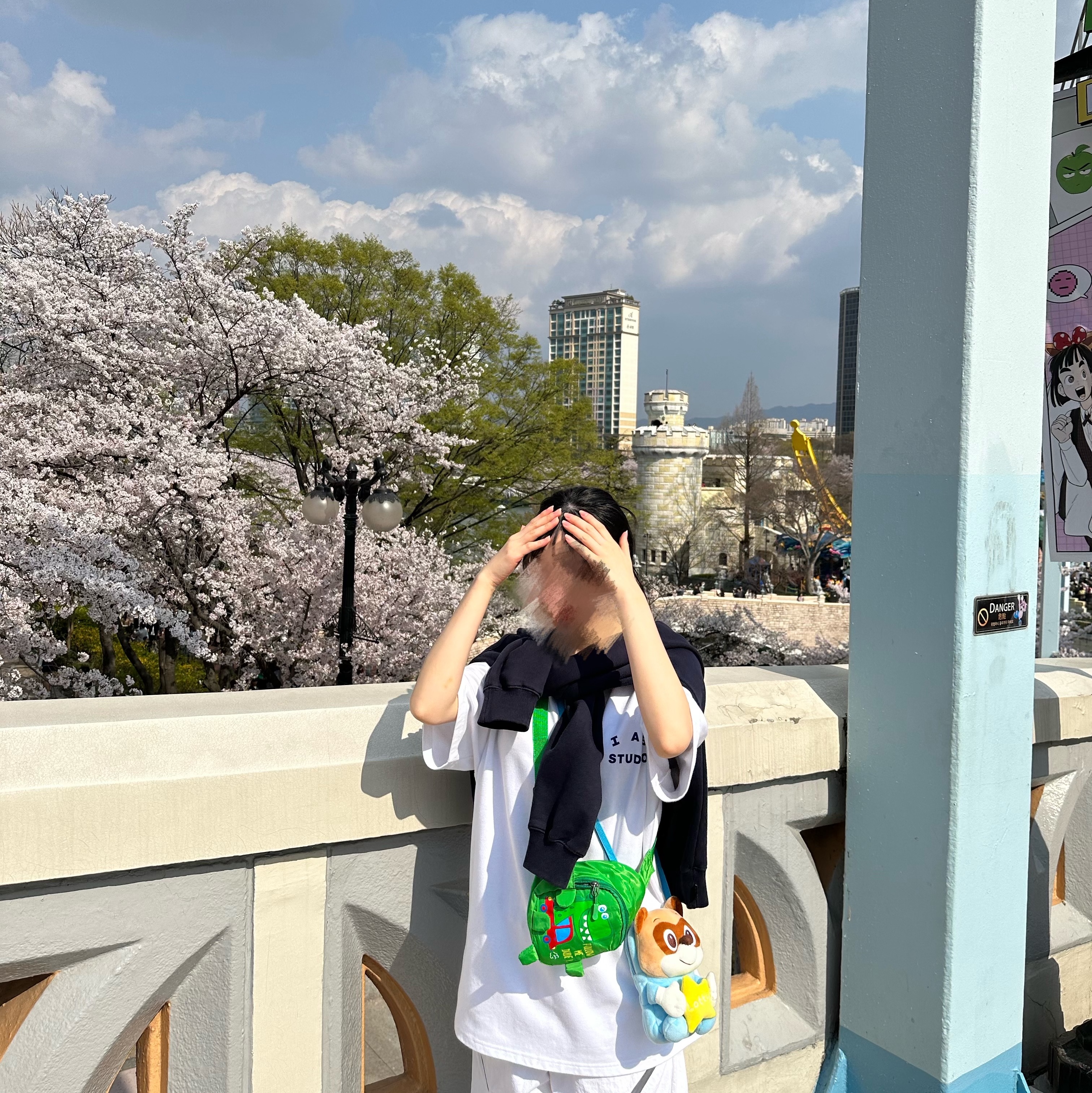 IAB Studio T-Shirt White Navy - 22FW, IAB Studio Hoodie Navy - 21SS 착용 스타일