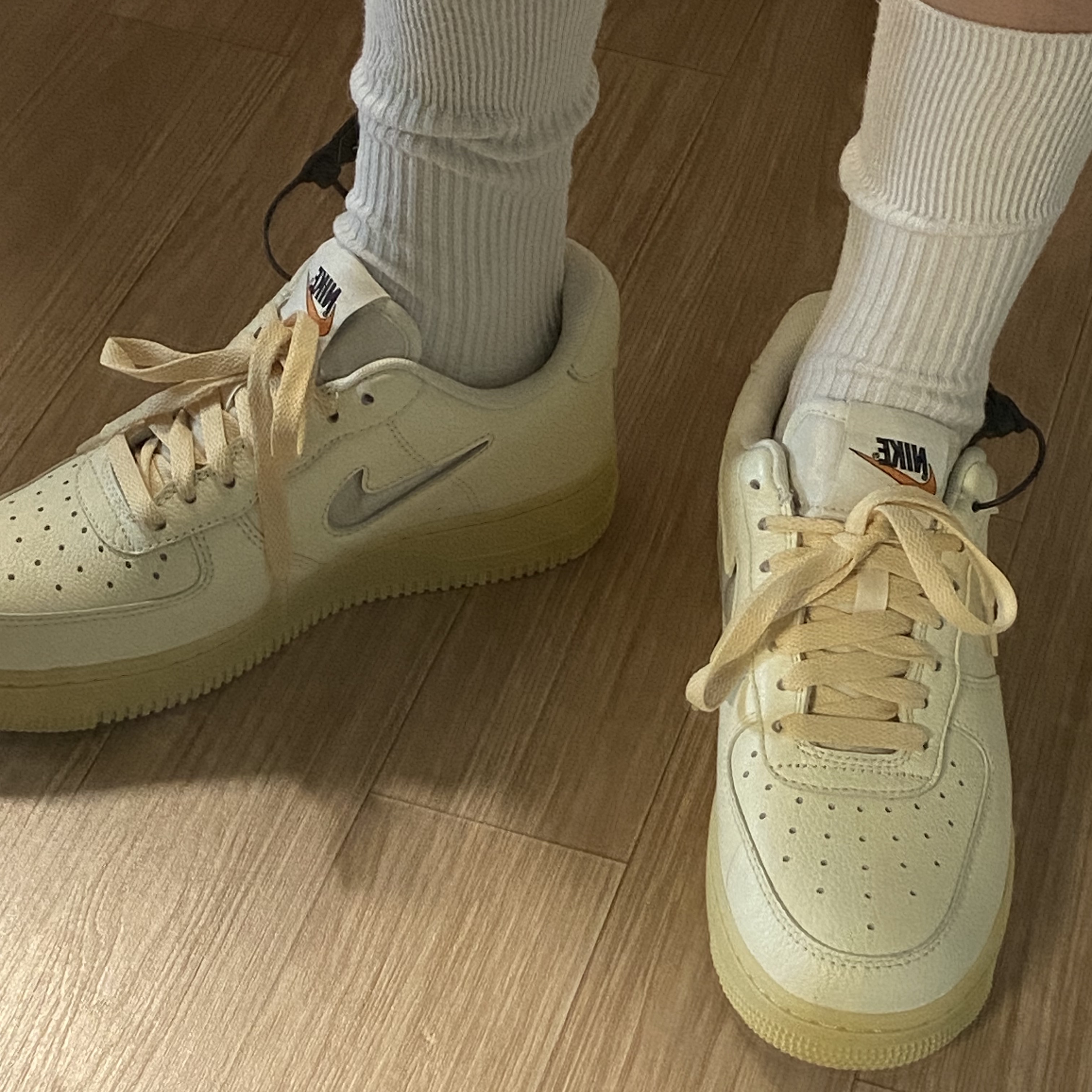 (W) Nike Air Force 1 '07 LX Coconut Milk and Lemon Wash 착용 스타일 - 1