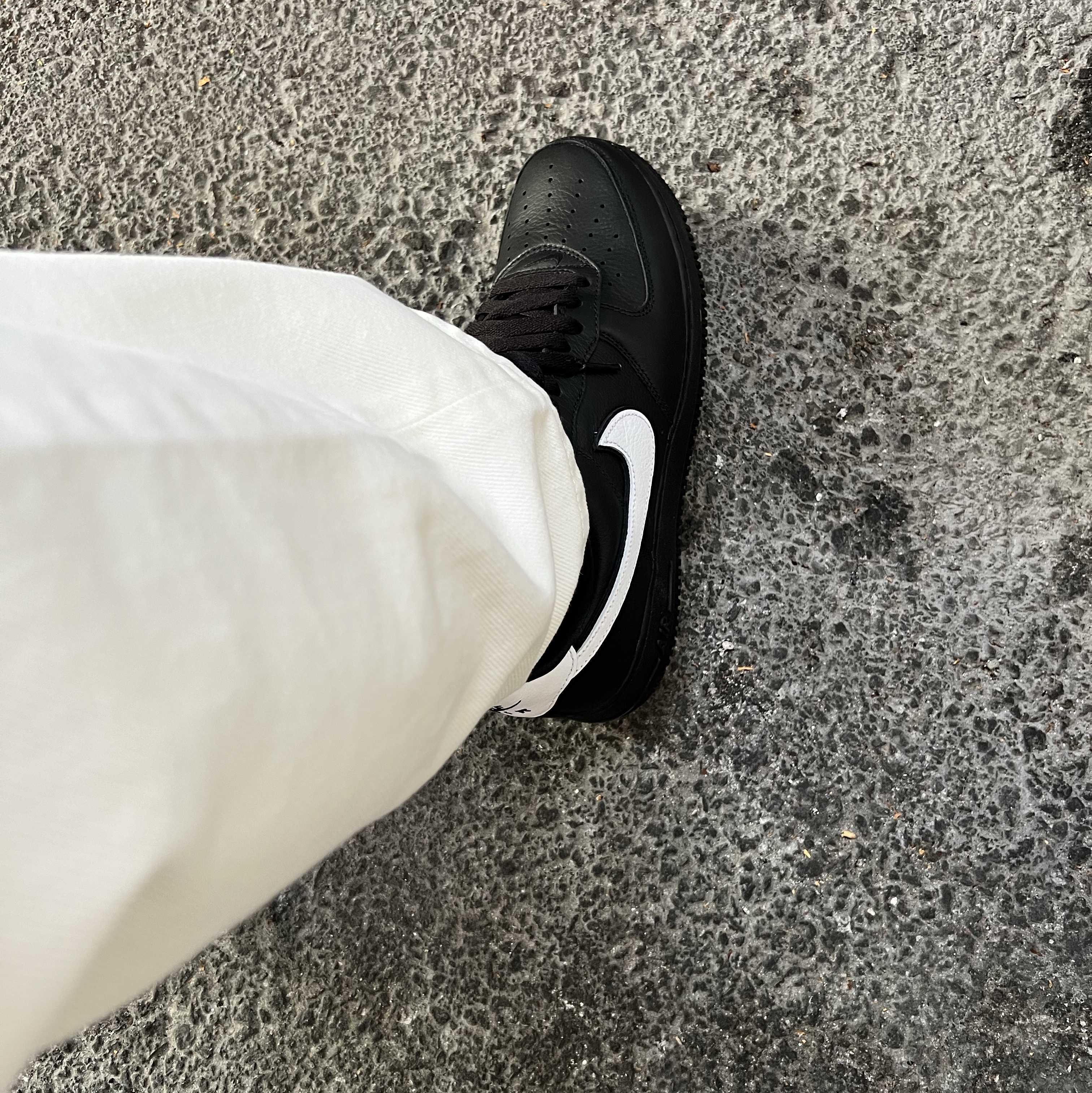 Nike Air Force 1 Low QS Black White 착용 스타일 - 3