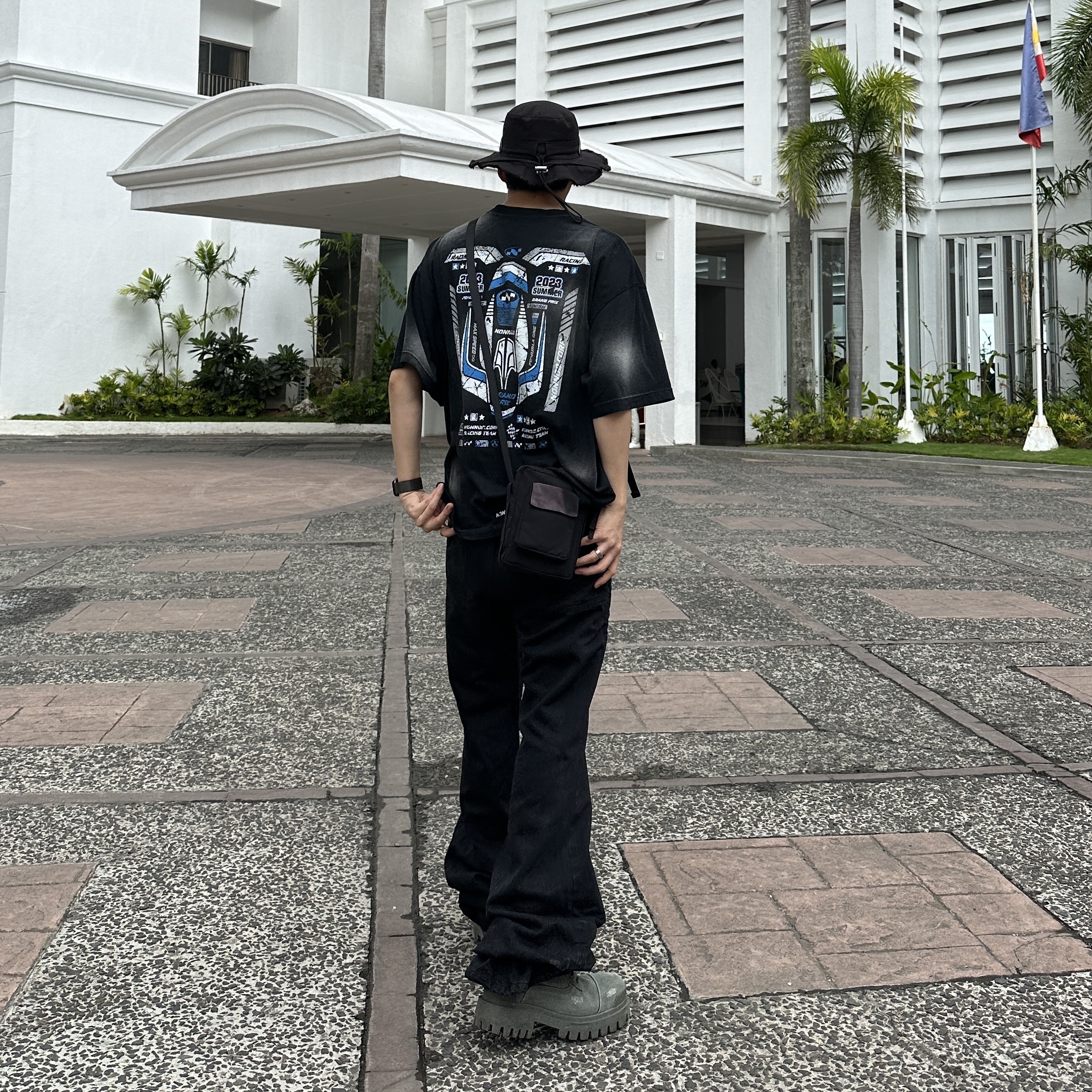 Jacquemus Le Bob Artichaut Bucket Hat Black, Nonnod Grandprix T-shirt Washed Black 착용 스타일 - 3